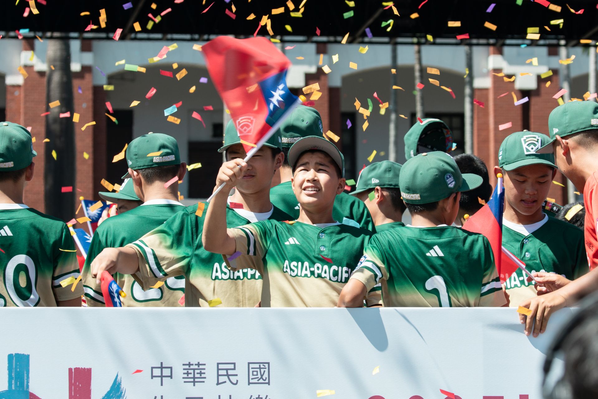 榮獲2025LLB威廉波特少棒賽世界冠軍的東園國小學生們，接受現場觀禮民眾熱烈歡迎。（總統府提供）