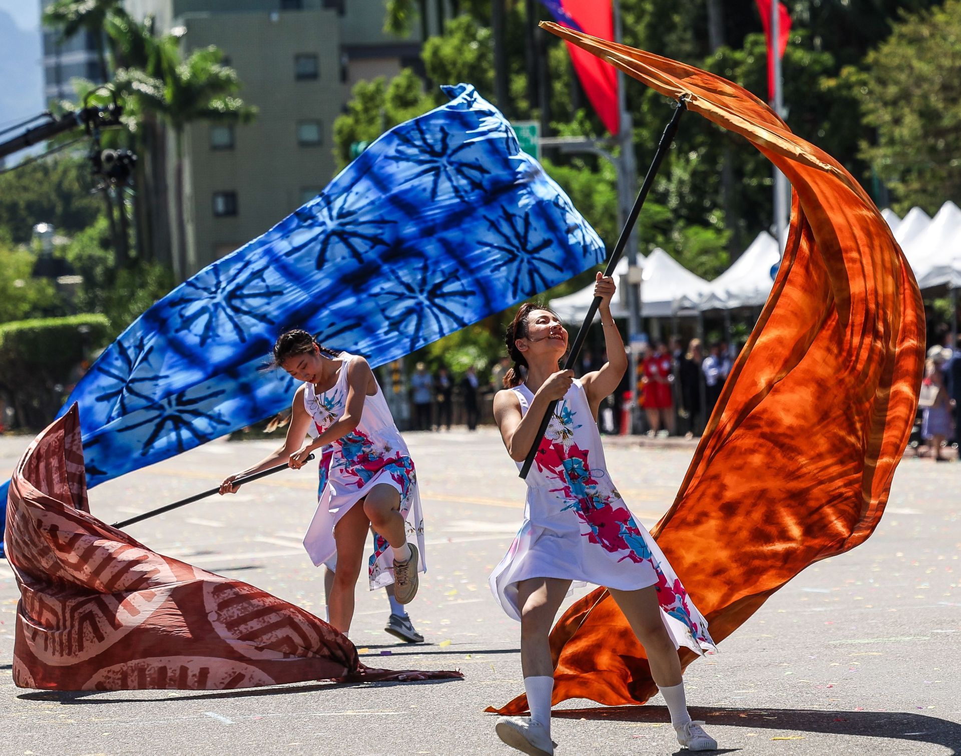 客家文化主題表演中，舞者結合傳統音樂與現代舞蹈，呈現客家女性多元樣貌。（記者葉軒瑜攝）