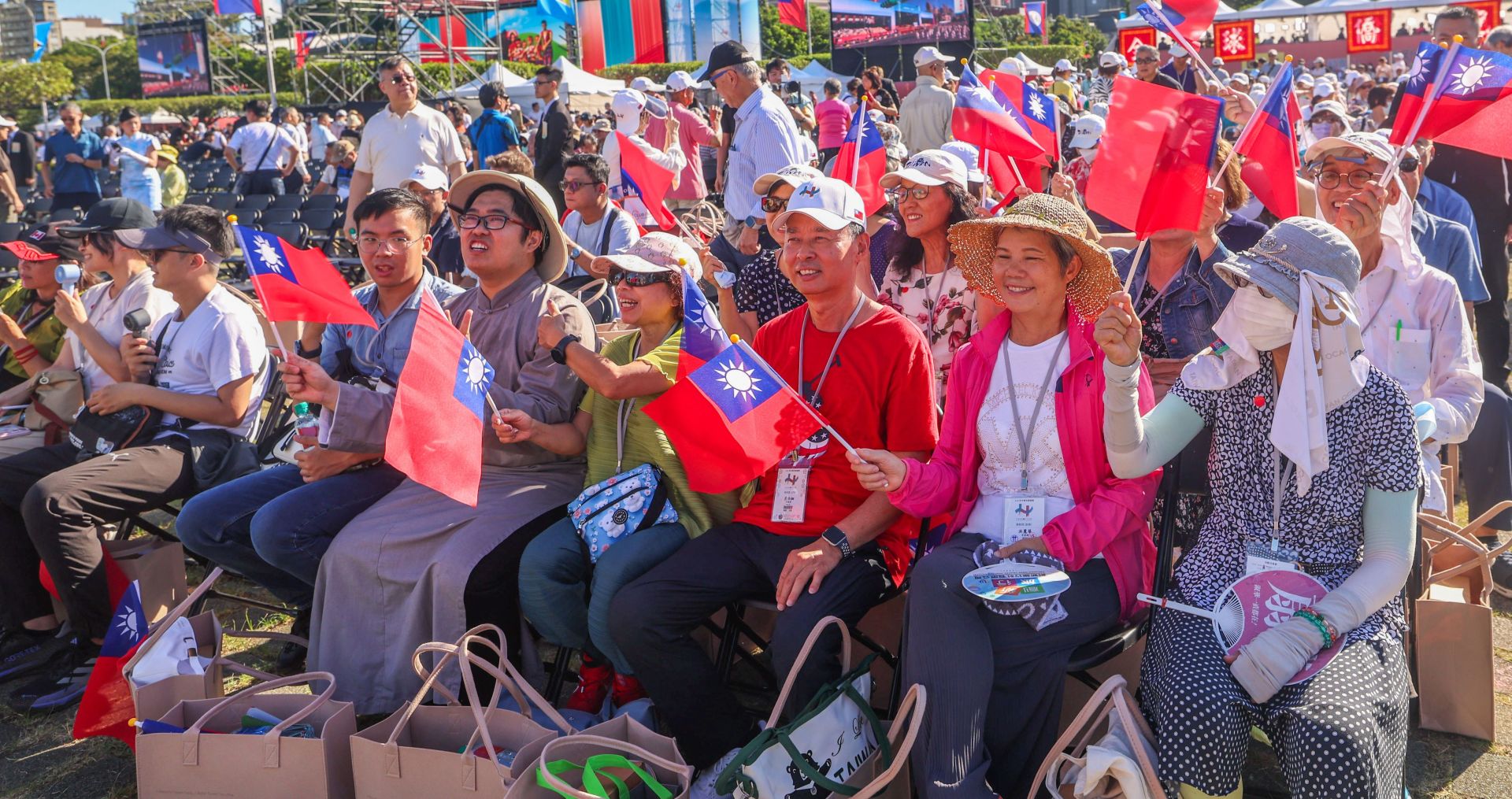 來自世界各地的僑胞們，於國慶時返國，並齊聚總統府前，慶祝國家生日快樂。（記者林睿奕攝）