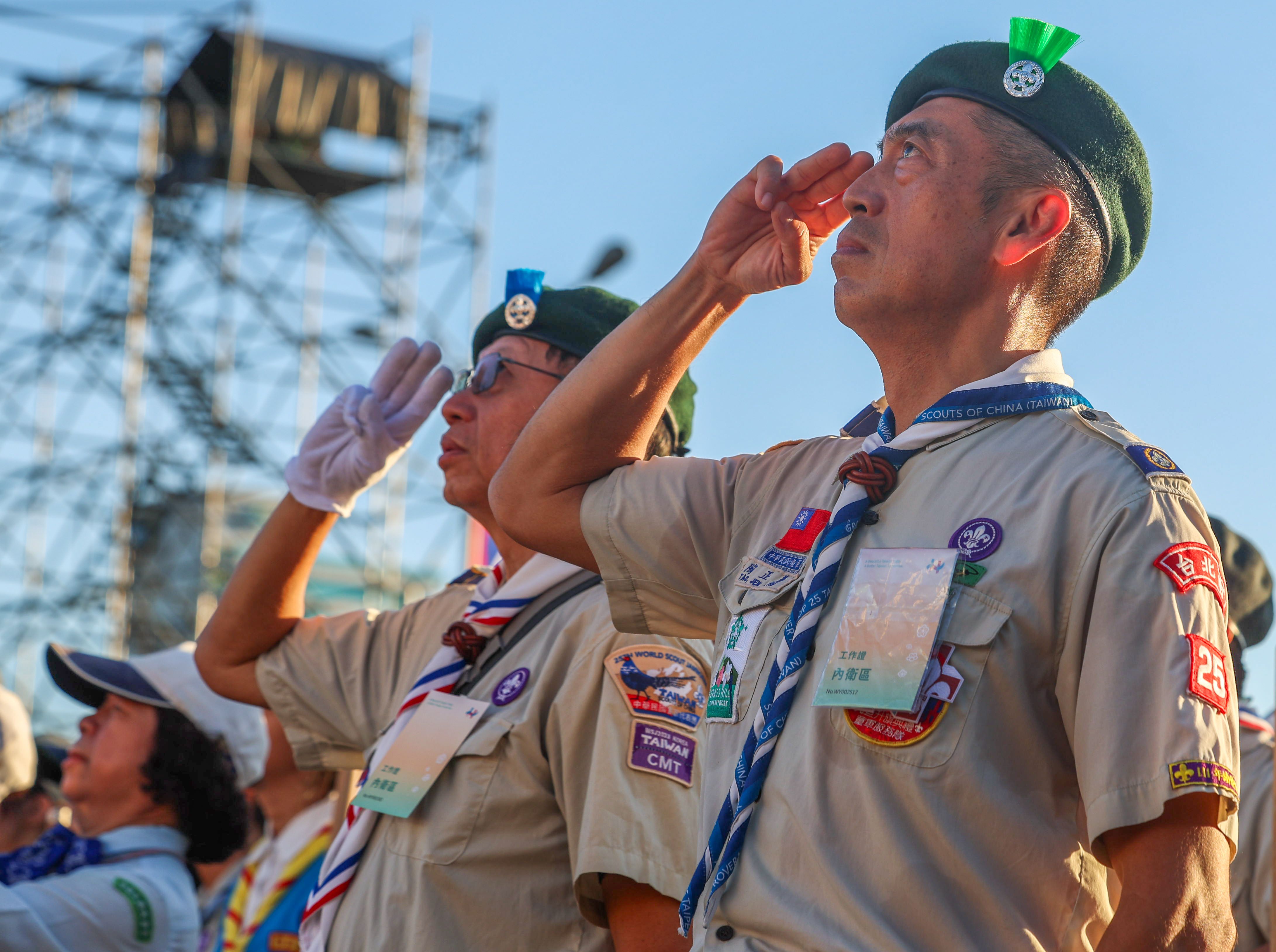童軍團團長們於升旗期間，向冉冉升起的國旗行童軍禮。（記者林睿奕攝）