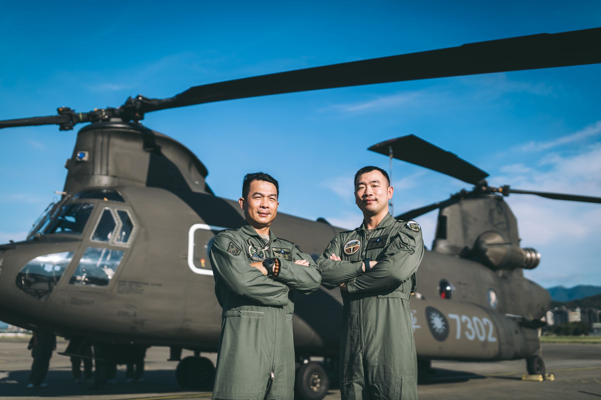 陸航空中運輸直升機作戰隊分隊長林中校（右）與飛訓部教官林少校。（記者陳彥陵攝）