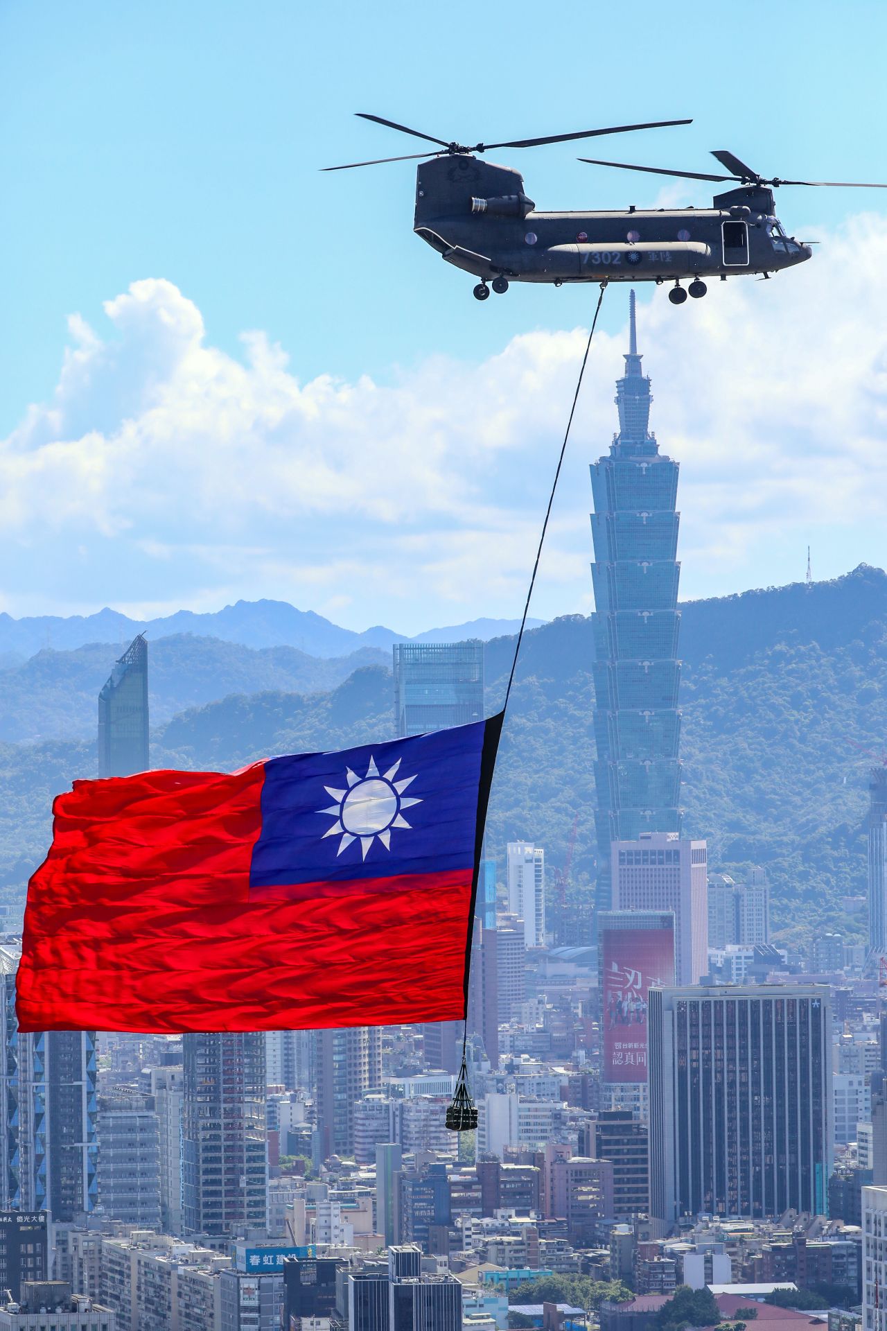 「中華民國中樞暨各界慶祝114年國慶大會」昨日在總統府前盛大登場，CH-47SD運輸直升機吊掛巨幅國旗通過臺北市，祝賀中華民國生日快樂。（記者劉程鈞攝）