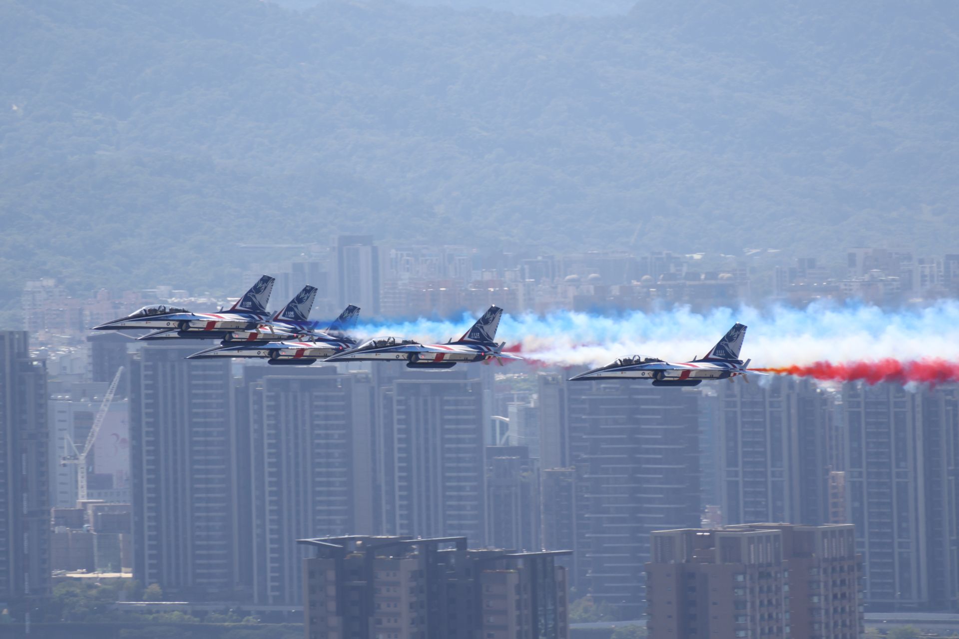  5架勇鷹高教機施放紅、白、藍3色彩煙衝場，為國慶大會畫下圓滿句點。（記者蘇育玄攝）