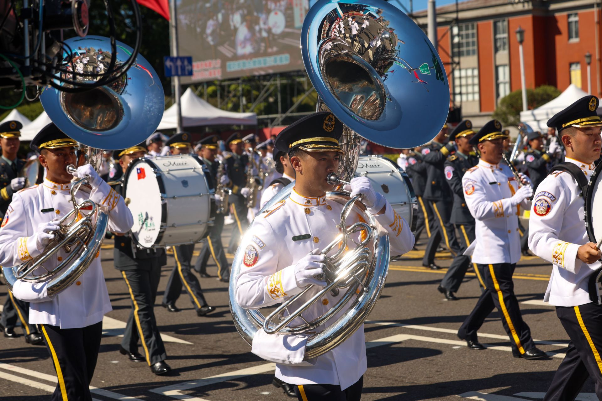  國軍聯合樂隊演奏磅礴音樂，呈現精采絕倫的表演。（記者林睿奕攝）