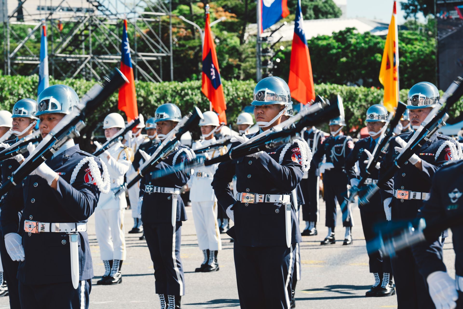  三軍儀隊官兵帶來精湛的操槍技術。（軍聞社記者陳彥樺攝）