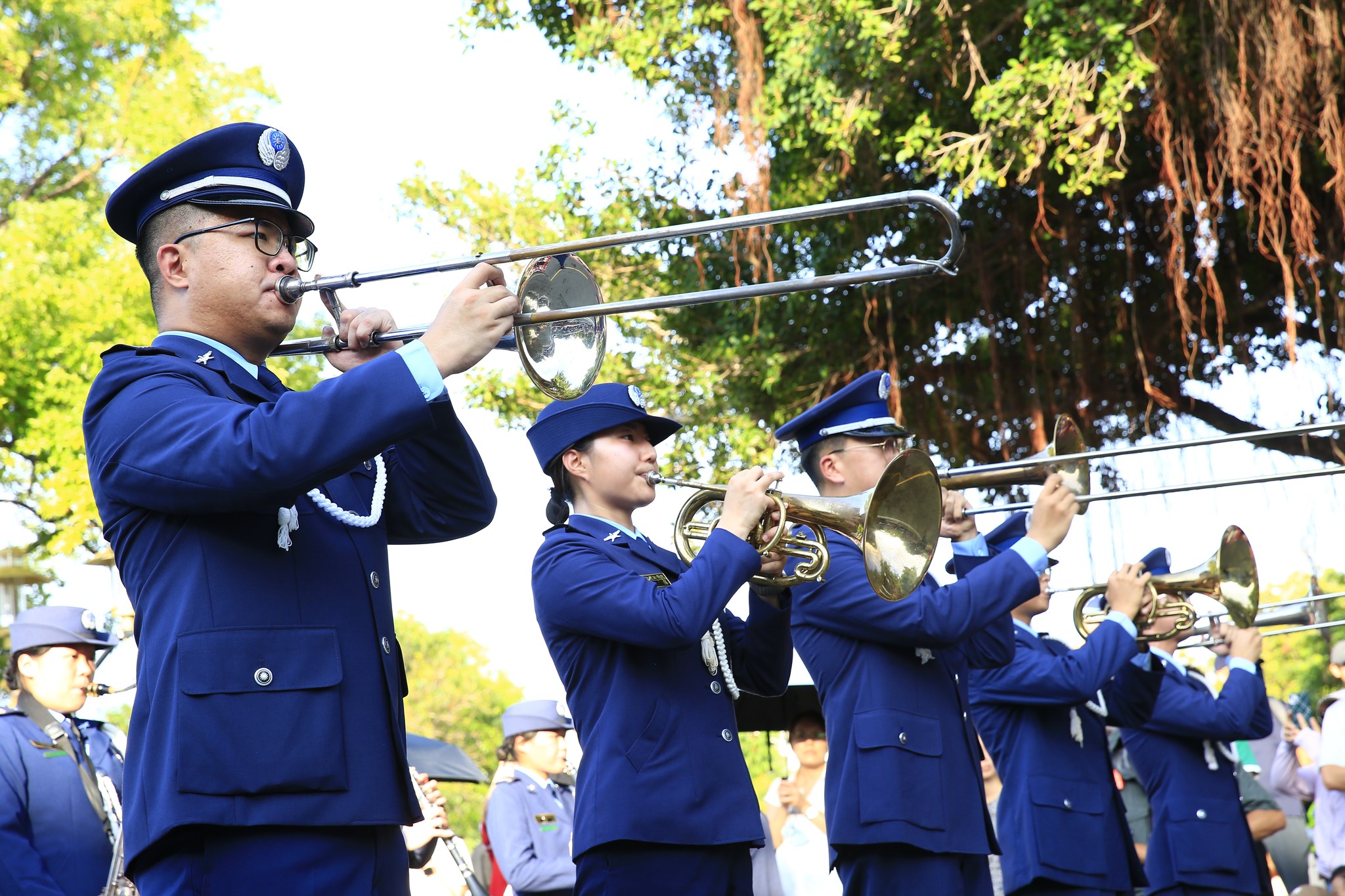 水交社文化園區「晴空大遊行」昨（10）日登場，集結三軍人形氣偶的熱力舞蹈，以及空軍航空技術學院鼓號樂旗隊，空軍軍官學校軍樂隊等單位接續演出。（臺南市政府提供）