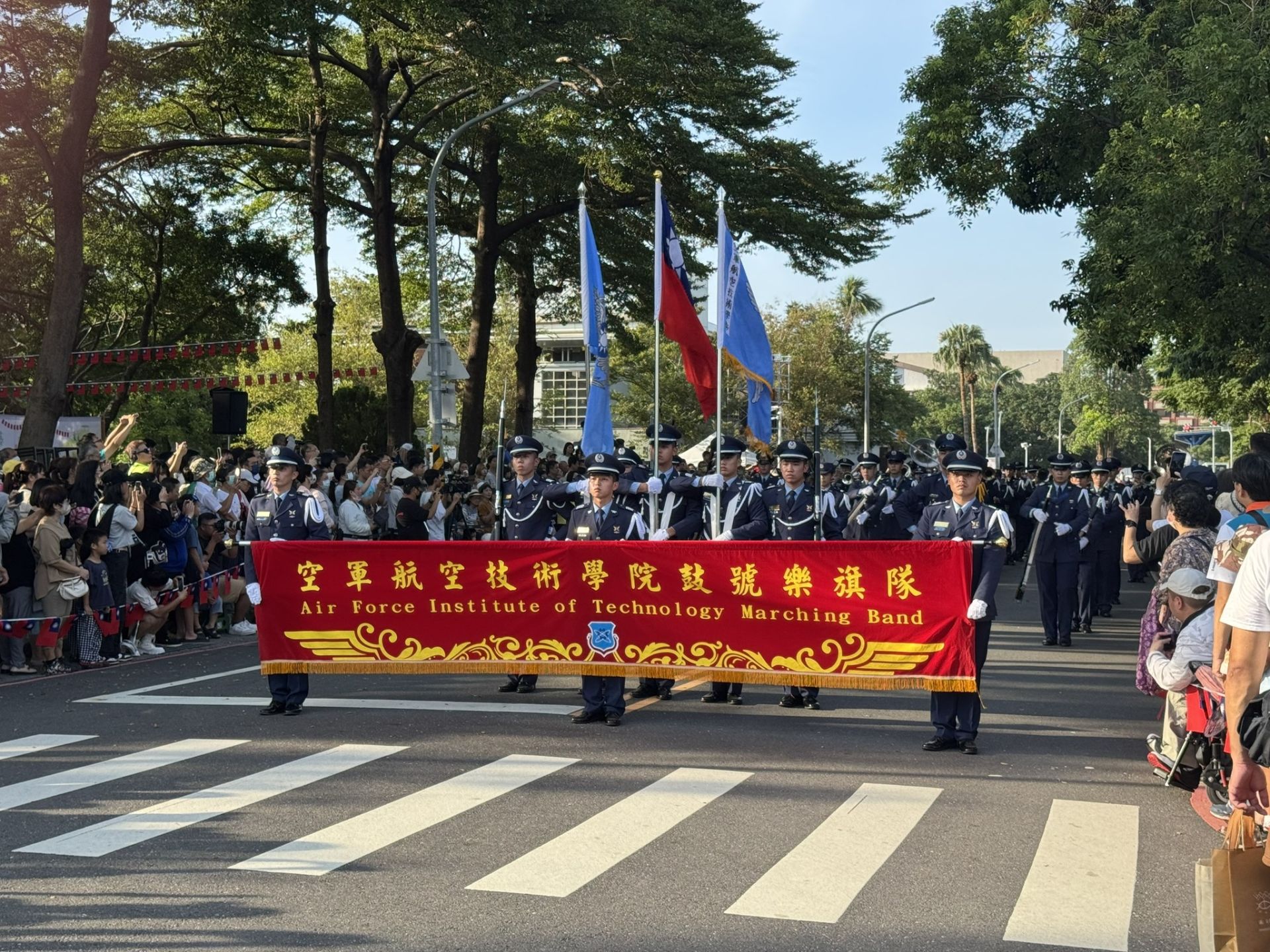 水交社文化園區「晴空大遊行」昨（10）日登場，集結三軍人形氣偶的熱力舞蹈，以及空軍航空技術學院鼓號樂旗隊，空軍軍官學校軍樂隊等單位接續演出。（臺南市政府提供）