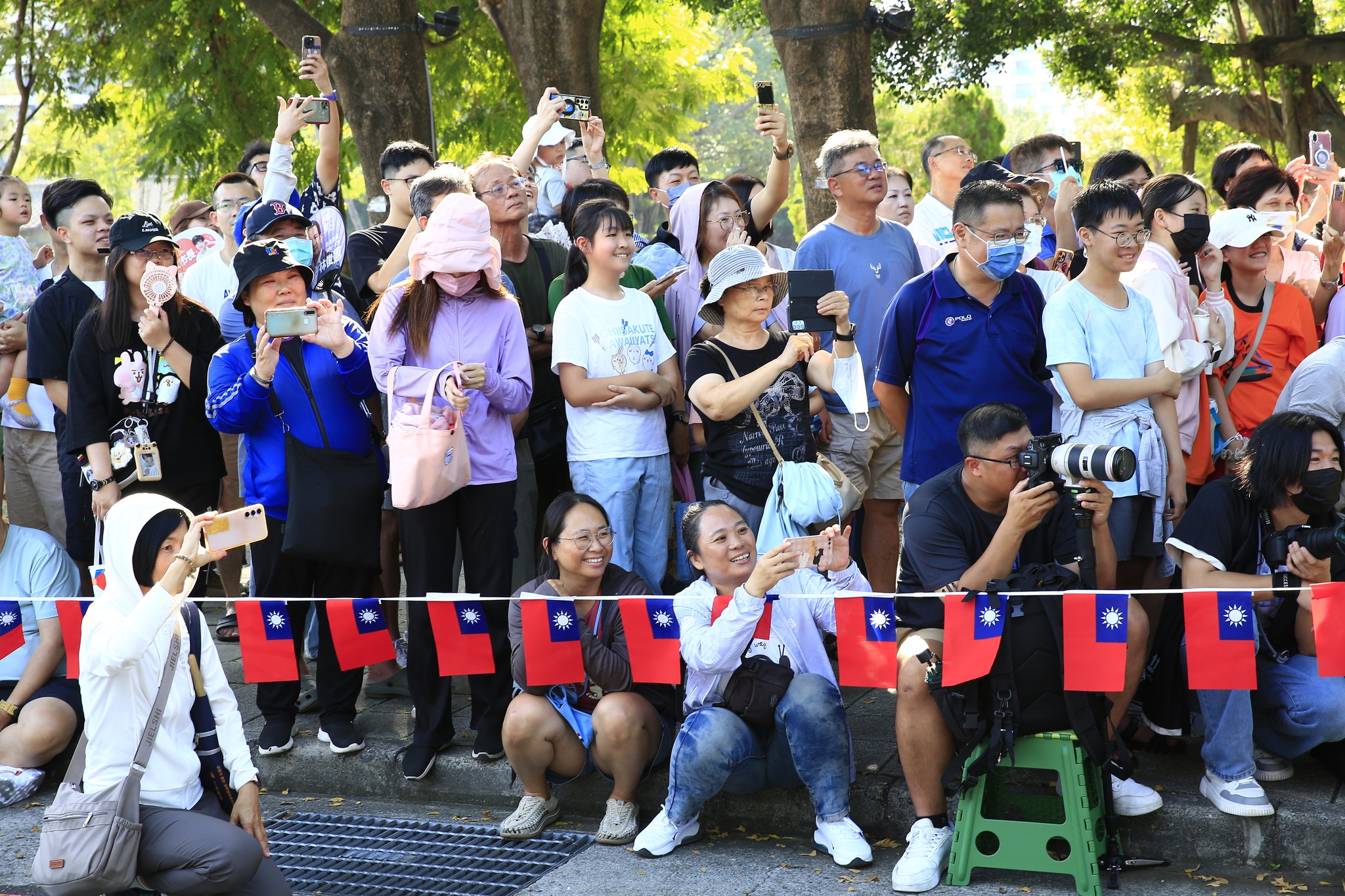 現場營造出壯麗的旗海飄揚景緻，吸引造訪遊客拍照打卡，更是國慶連假臺南旅遊的最佳景點。（臺南市政府提供）
