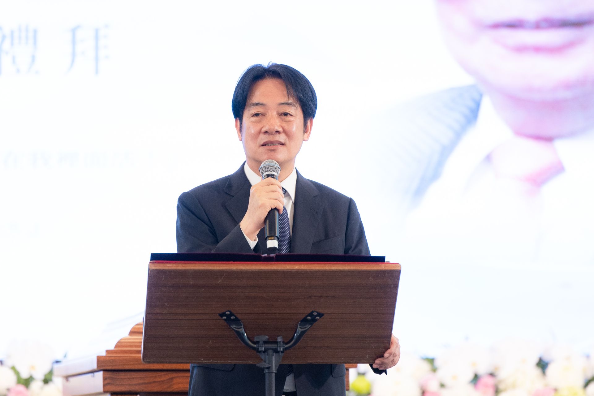 賴總統親頒總統府資政、行政院前院長張俊雄褒揚令，表彰其一生推動民主以及為國家、社會、人民的付出與貢獻。（總統府提供）