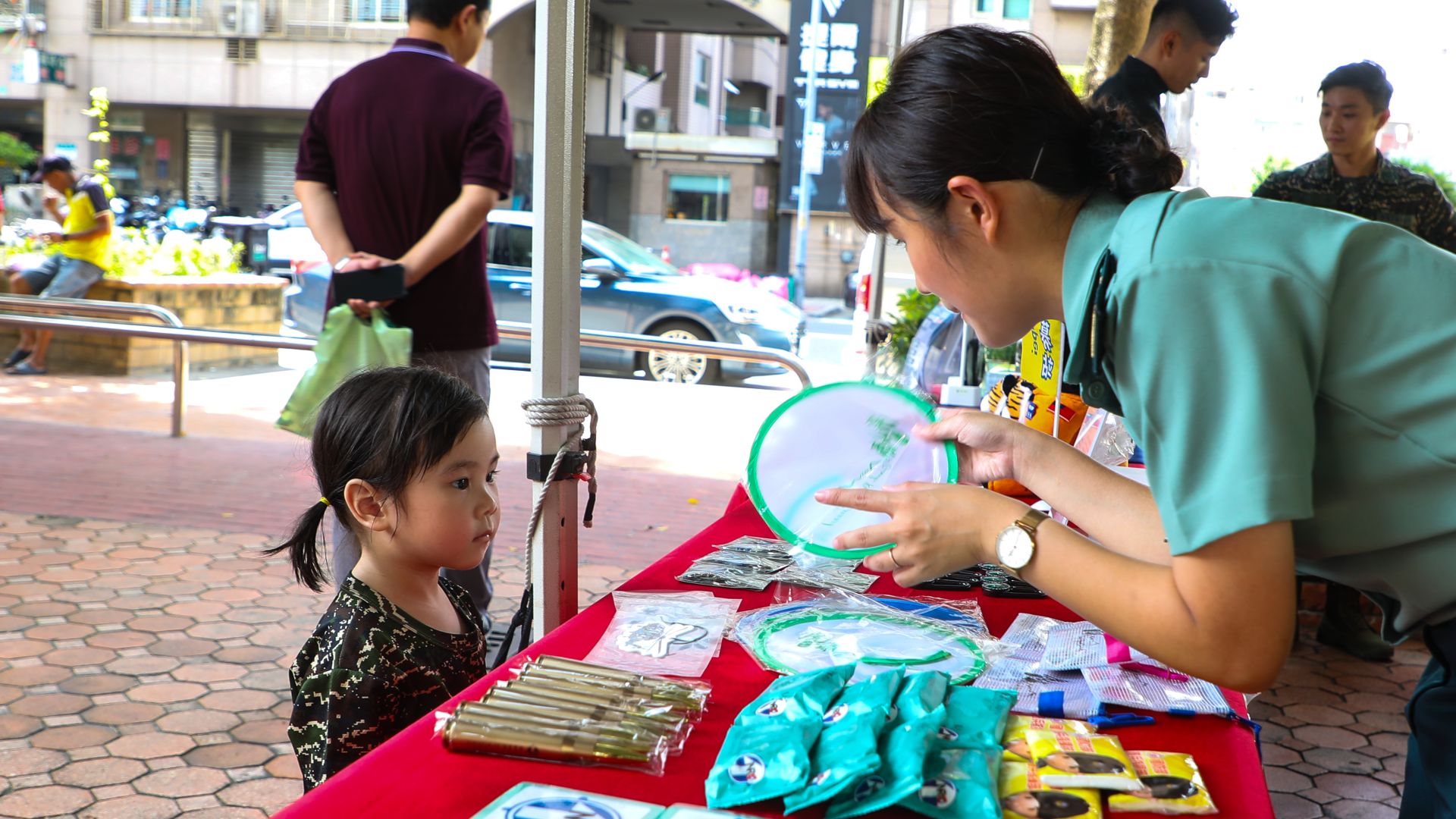 國軍北部地區人才招募中心展示多項文宣品，吸引小朋友目光。（記者連琳攝。）