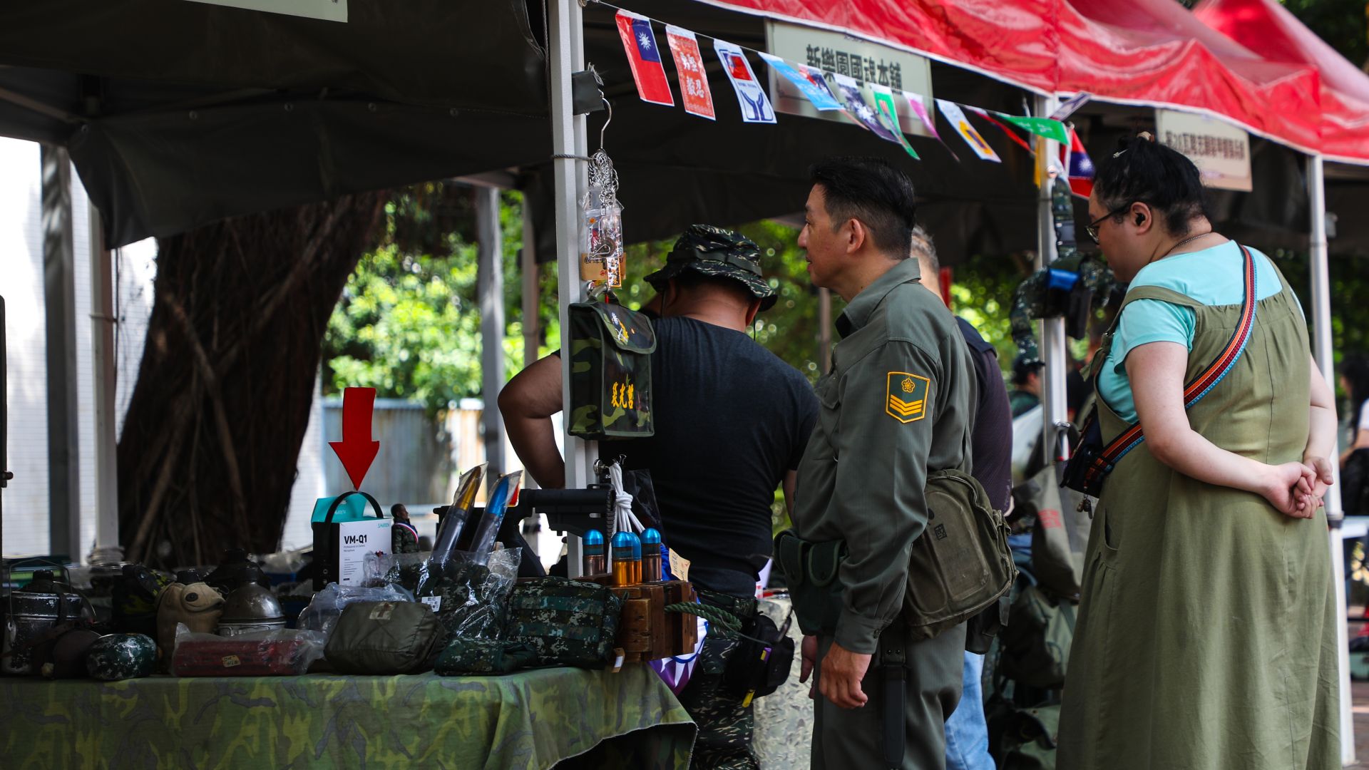 2025「國民莒光日」雙十國慶軍品市集：國軍草綠服主題日，於國慶日熱鬧登場。現場規劃軍事文創品市集、國軍招募專區、美食等攤位，吸引許多軍事迷共襄盛舉。（記者連琳攝。）