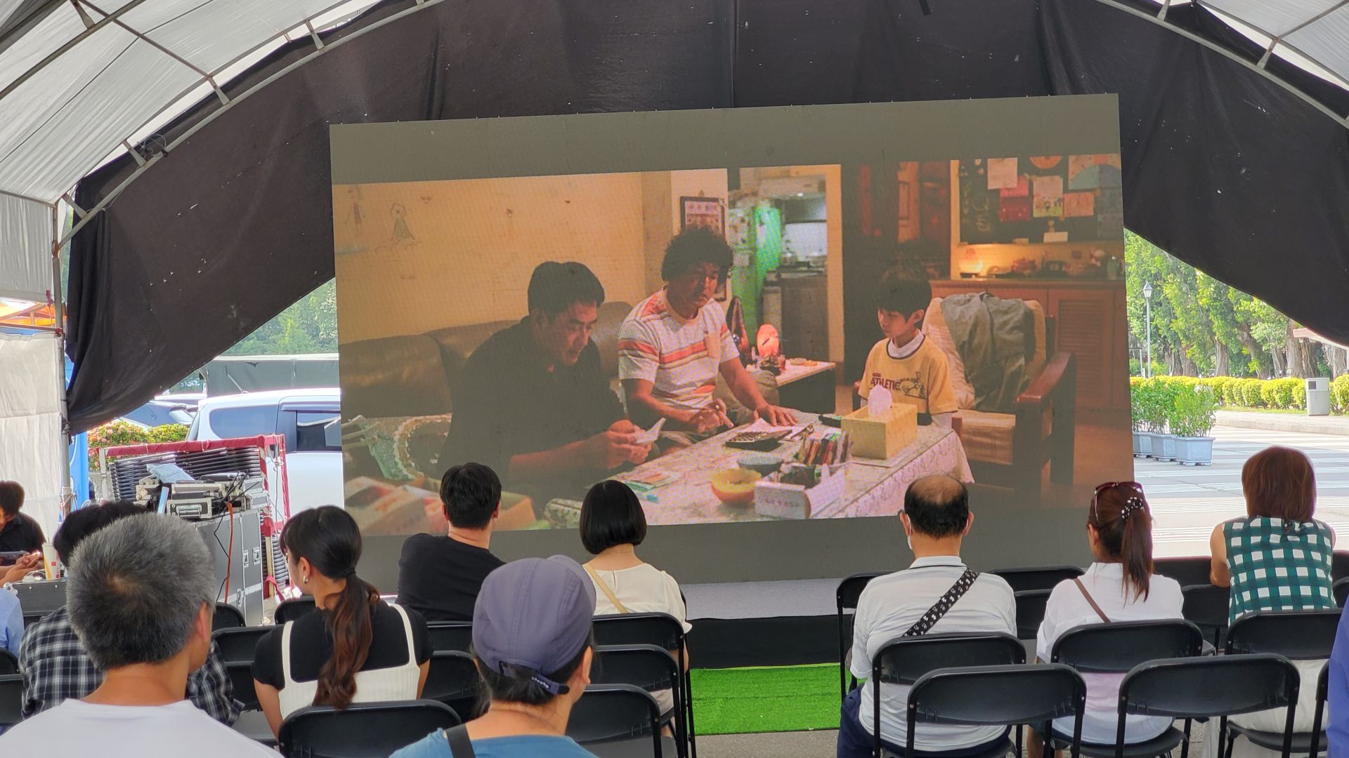 國館園區搭棚舉辦「臺語親子影展」，播映「做工的人」、「幸福路上」等影片。（記者黃朝琴攝）