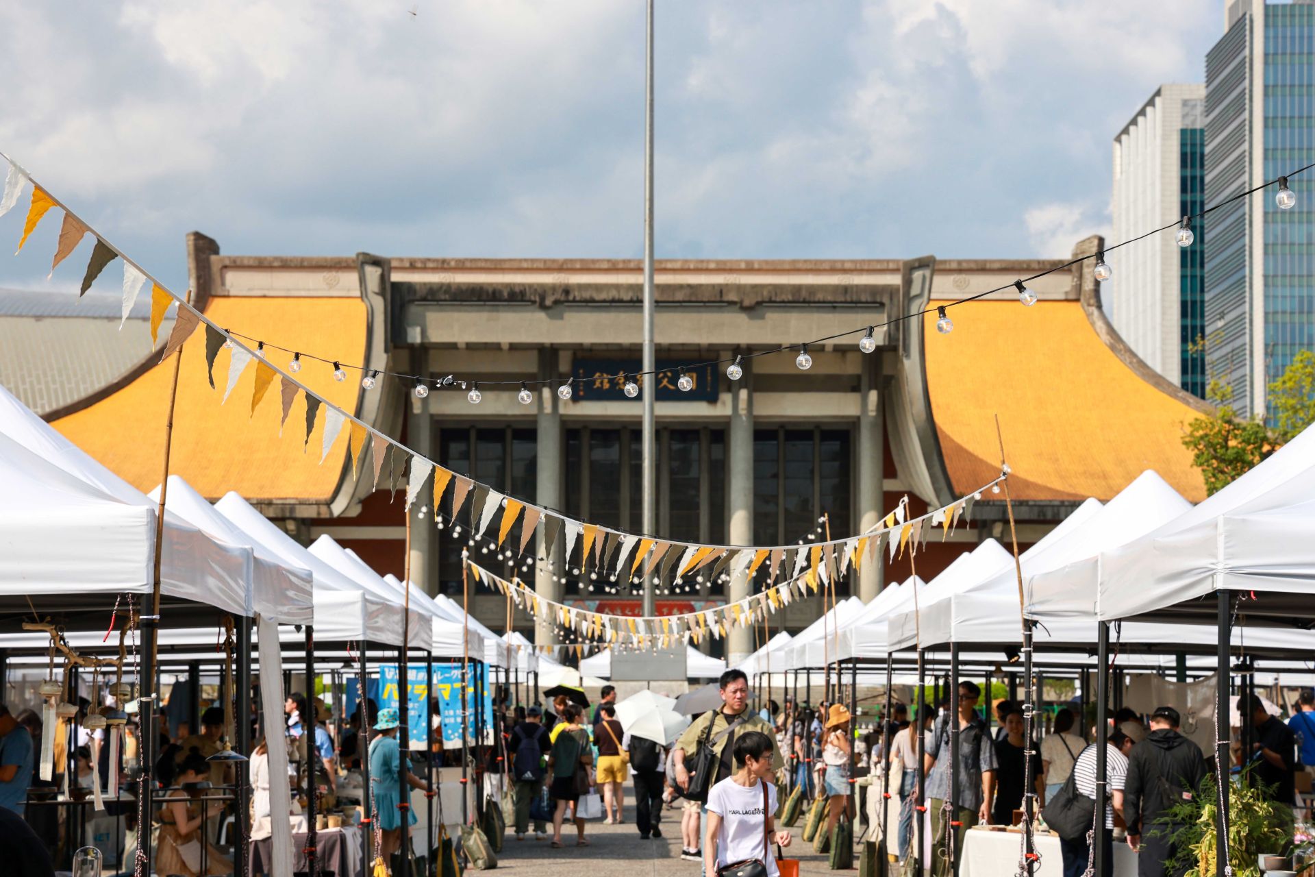國館廣場熱鬧市集，吸引民眾走進園區、上線參與。（記者黃朝琴攝）