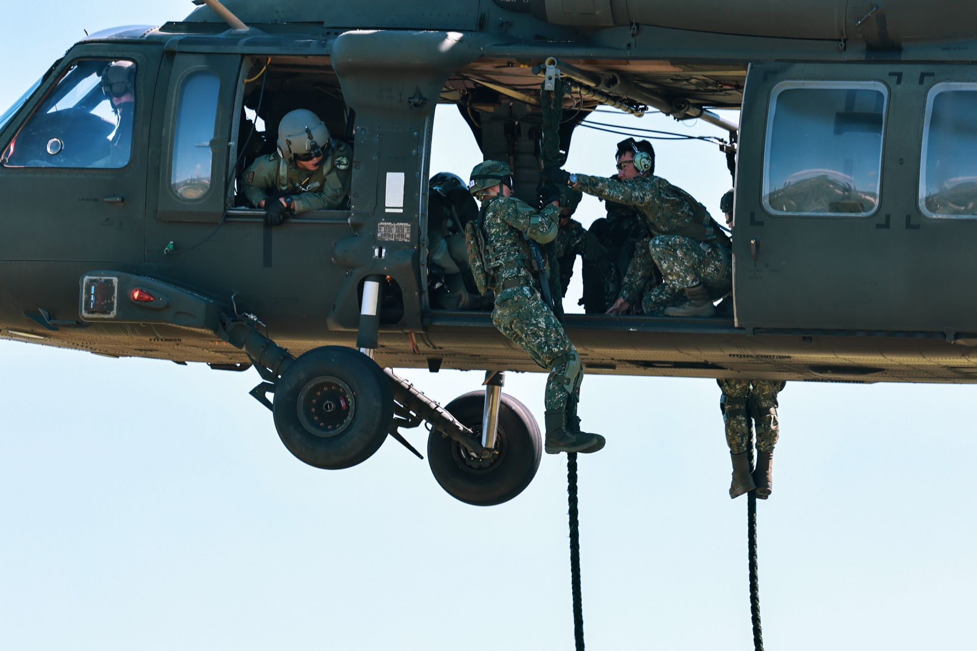 突擊幹部訓練班日前進行「直升機快速繩下降訓練」，強化突擊戰力。（記者謝承宏攝）