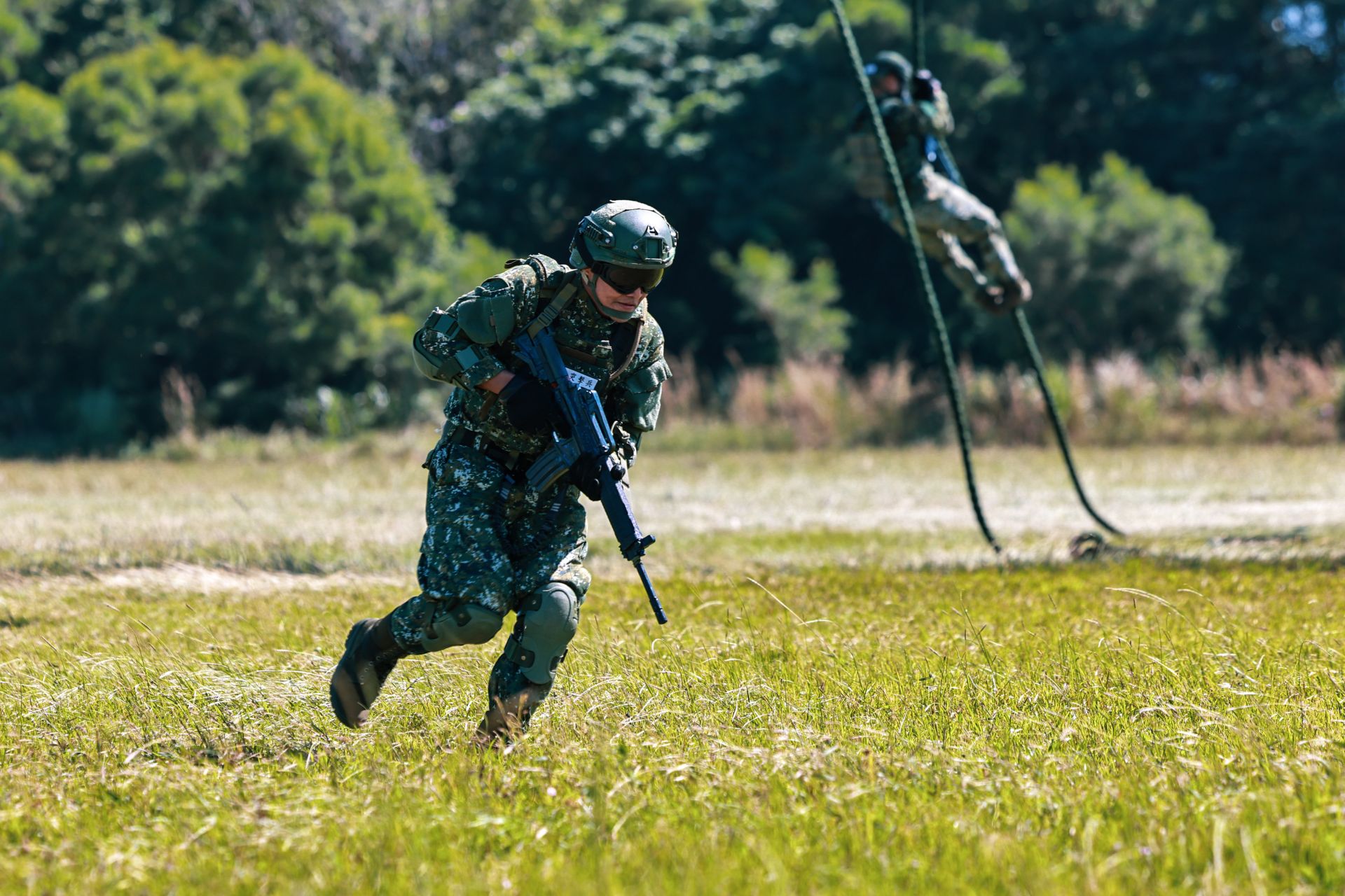 繩降後，學員接續進行各項戰術動作，磨練臨戰應變能力。（記者謝承宏攝）