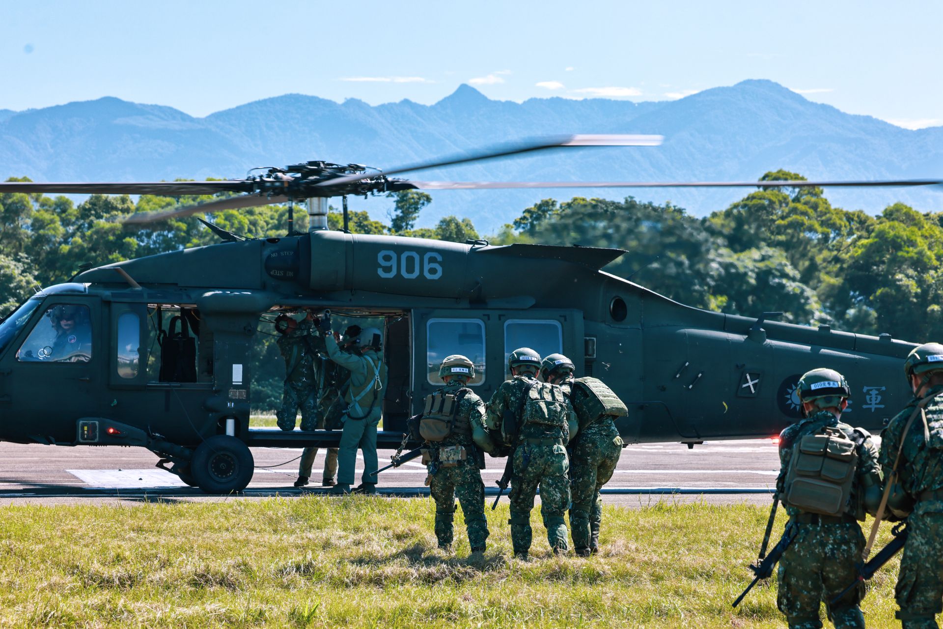 突擊幹部訓練班學員搭配UH-60M通用直升機執行「直升機快速繩下降訓練」，迅速累積實戰經驗。（記者謝承宏攝）