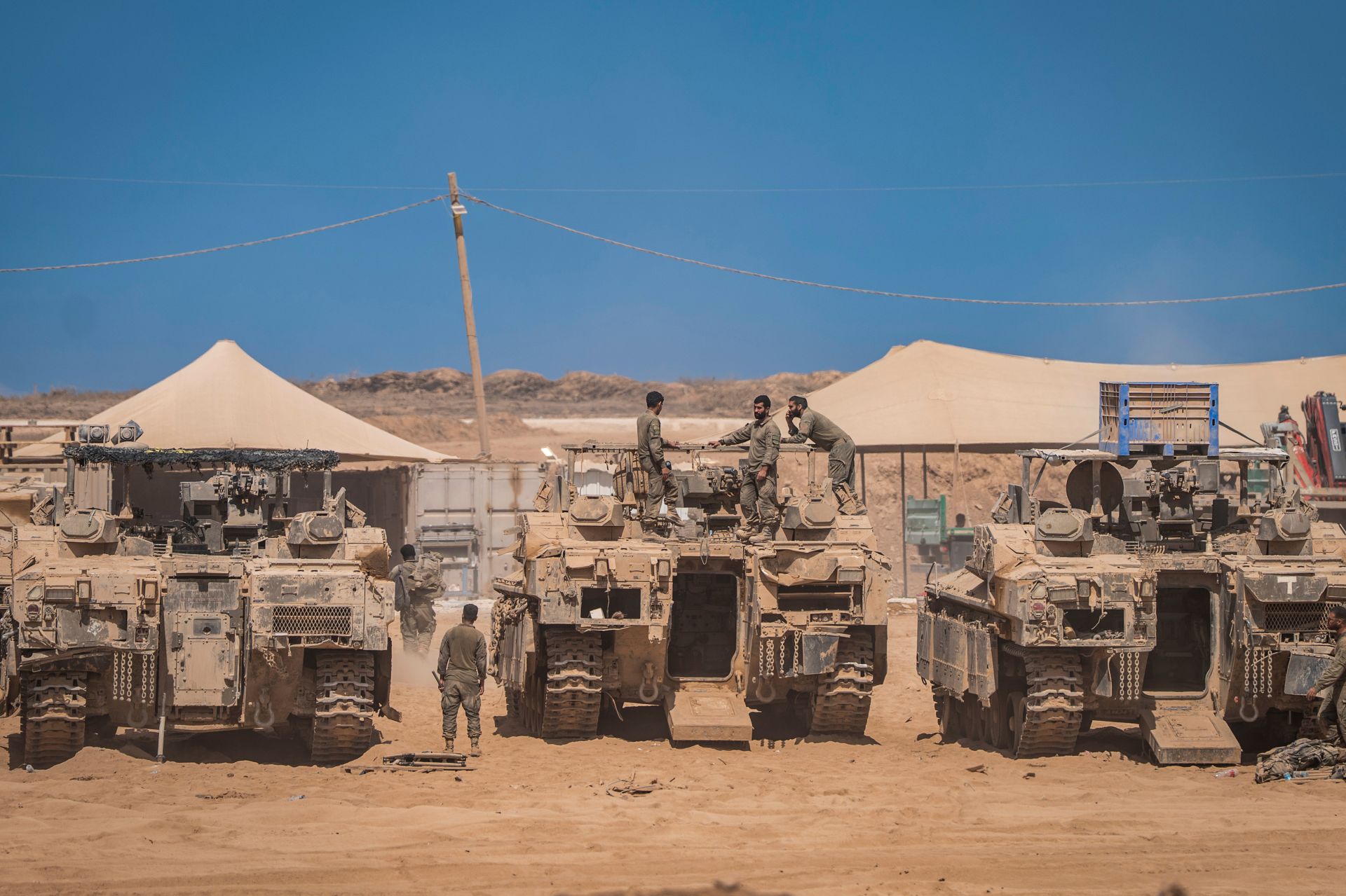 以軍依照第一階段停火協議，將部隊後撤至指定區域。（達志影像／美聯社）