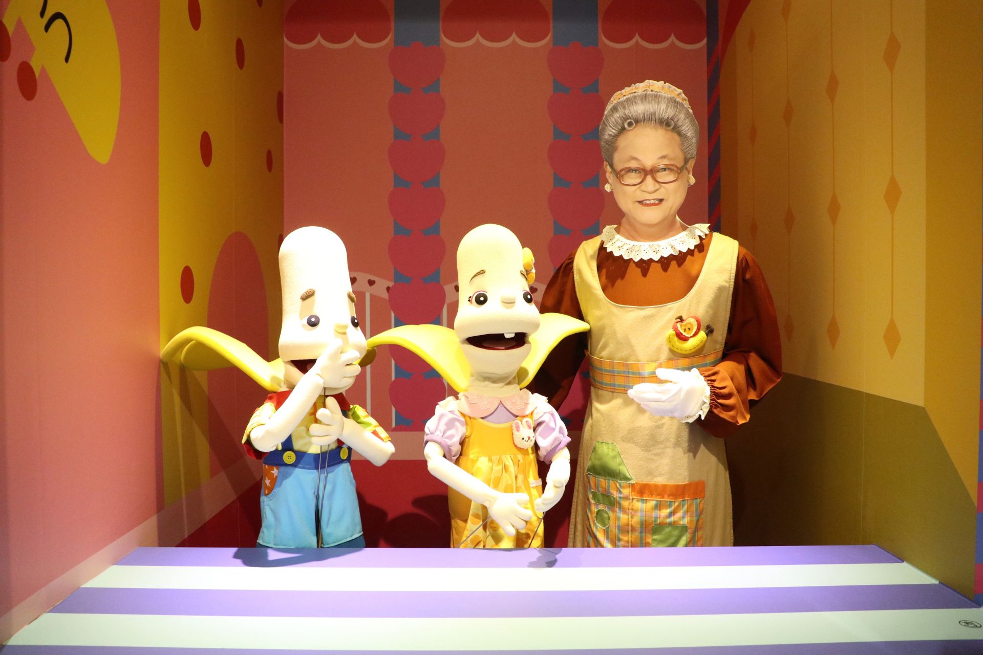 《水果冰淇淋》的吉祥物玩偶展示在「THE MEMORY關於那些全民的事：重返那些一起追過的節目」展區，邀請民眾見證兒童節目長久的溫暖力量。（記者劉昕翊攝）