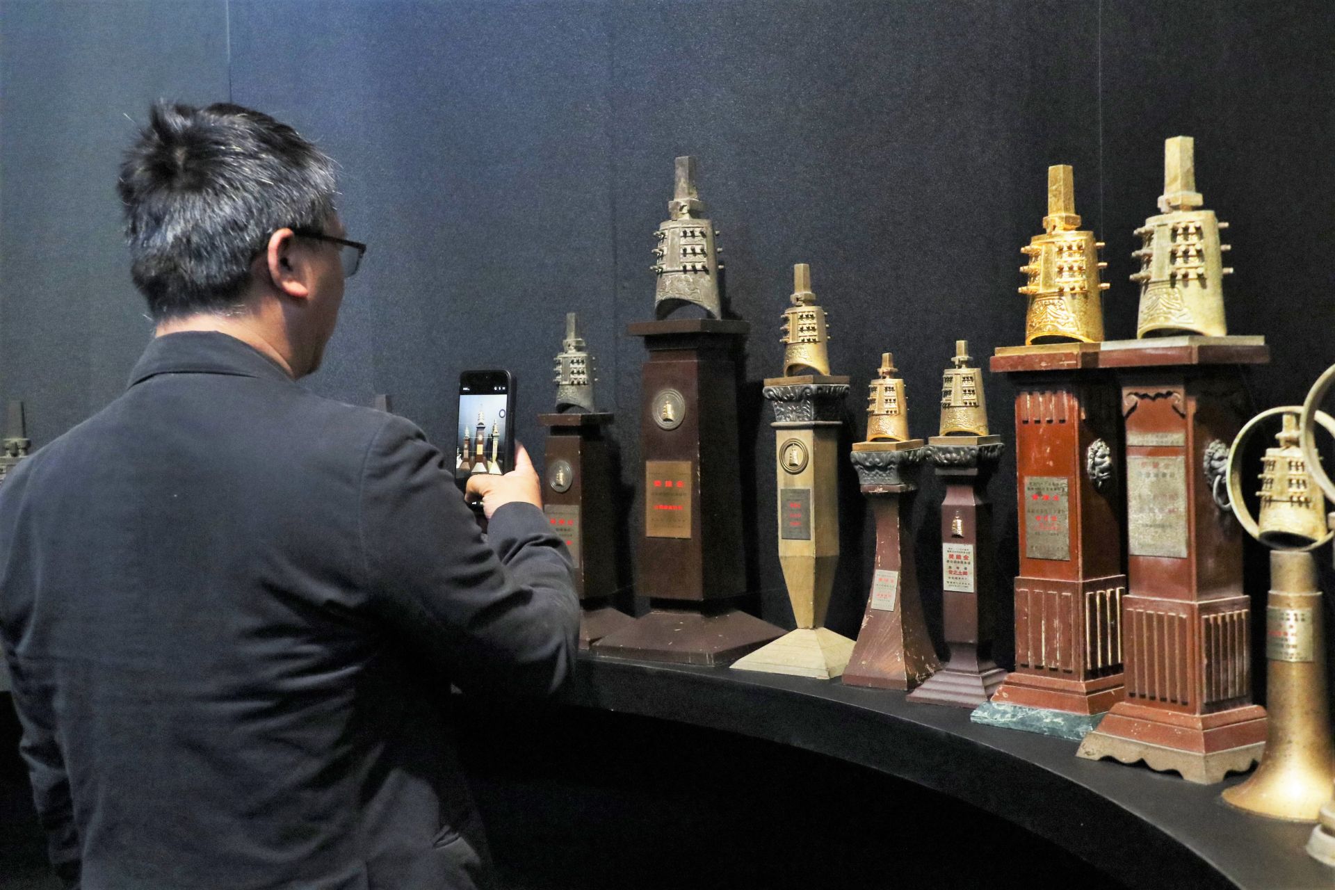 「THE MOMENT關於那些世代的事：見證金鐘與時代的第一次」展示歷屆金鐘獎座，揭示著每一個世代的起步與嘗試。（記者劉昕翊攝）