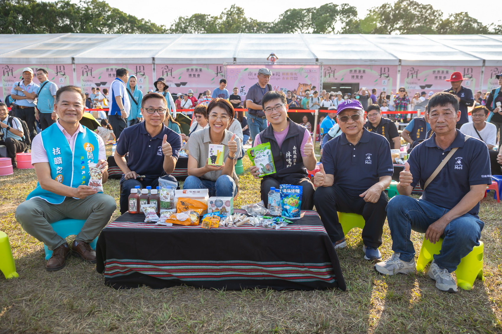 信義鄉農會承辦的南投世界茶業博覽會系列活動「馬拉桑野餐趣」，昨日在中興新村大操場登場，縣長許淑華也到場與大家同樂。（南投縣政府提供）