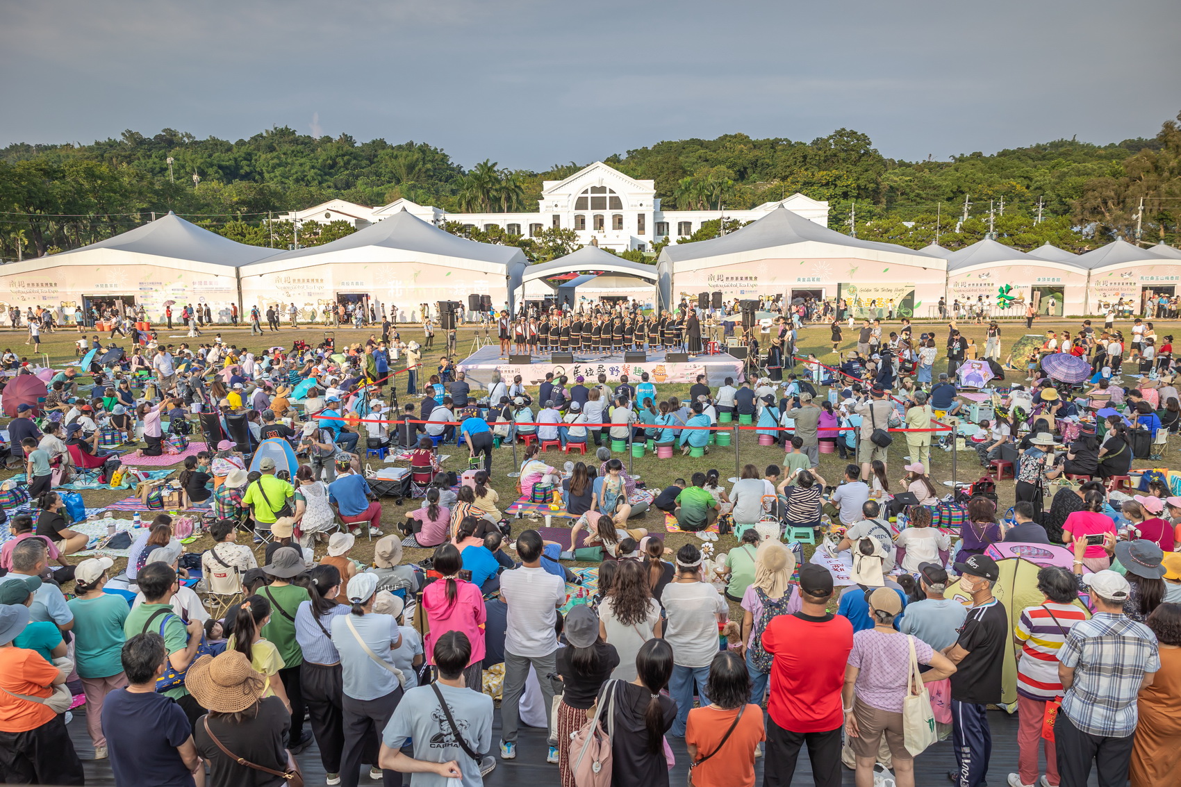 信義鄉農會承辦的南投世界茶業博覽會系列活動「馬拉桑野餐趣」，昨日在中興新村大操場登場，縣長許淑華也到場與大家同樂。（南投縣政府提供）