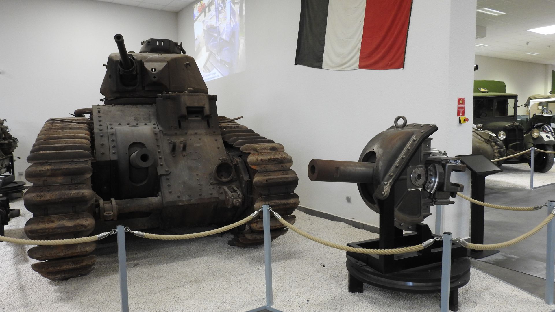 二戰初期法軍Char B1 bis重戰車殘骸，車裝的75公厘、47公厘砲採轉動方式。（米契攝）