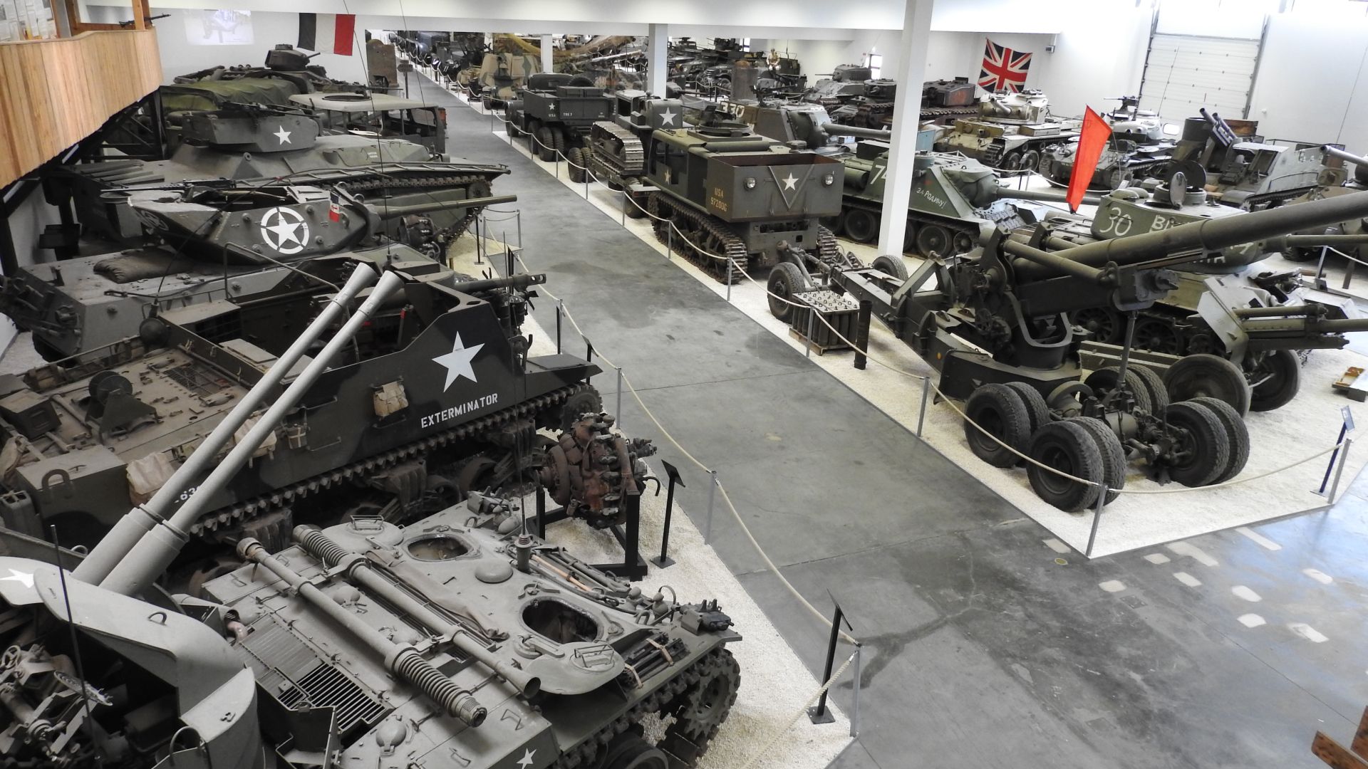  館內重裝備展區，走道兩邊滿是大型車輛和火砲。（米契攝）