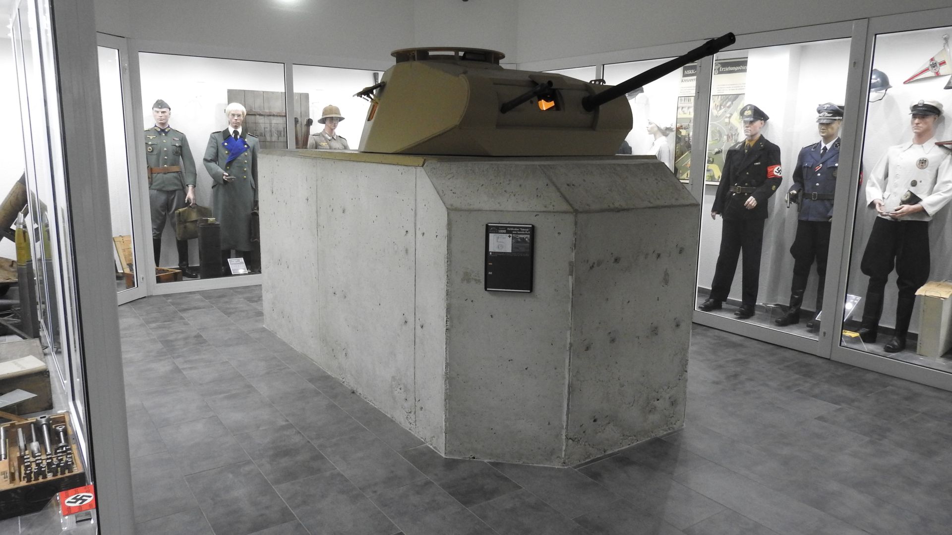  以德軍Ⅱ號輕型戰車砲塔製作的火力碉堡，在二戰後期常作為防禦用途。（米契攝）