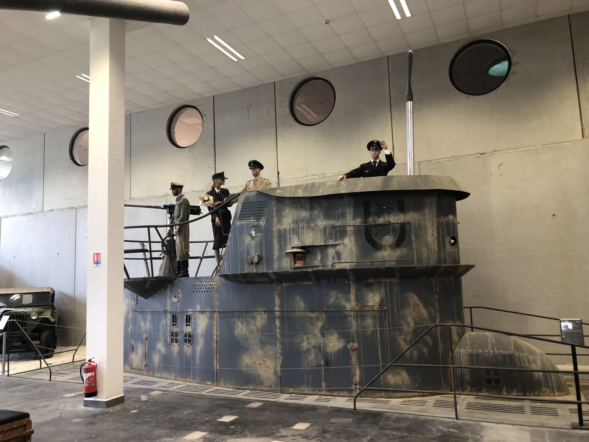 德軍U艇帆罩搭配人員蠟像，顯示當時潛艦進出港的場景。（米契攝）