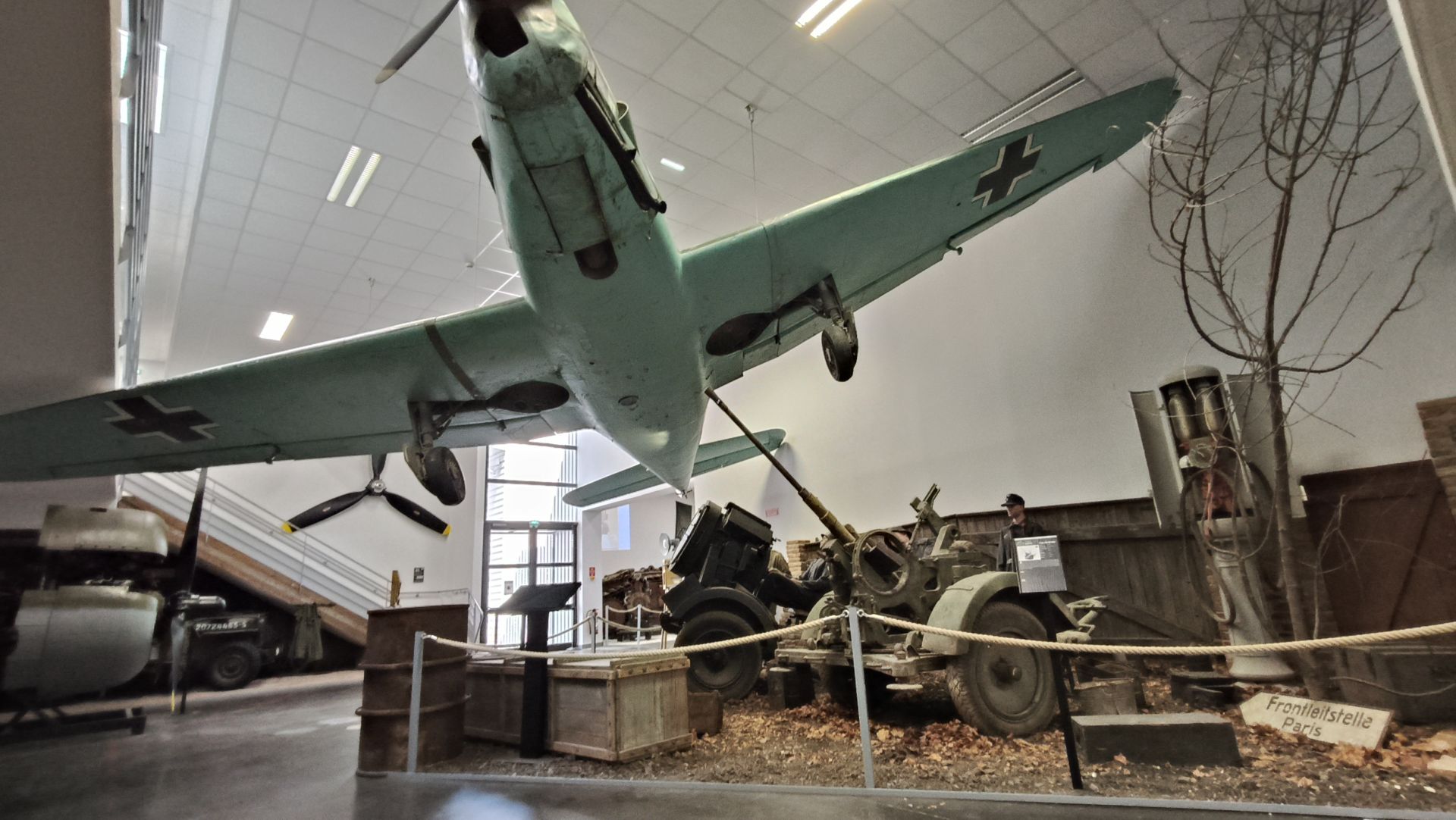 在德國Bf-108「颱風」教練機下方高射砲陣地的據點，還有防空砲和探照燈。（米契攝）