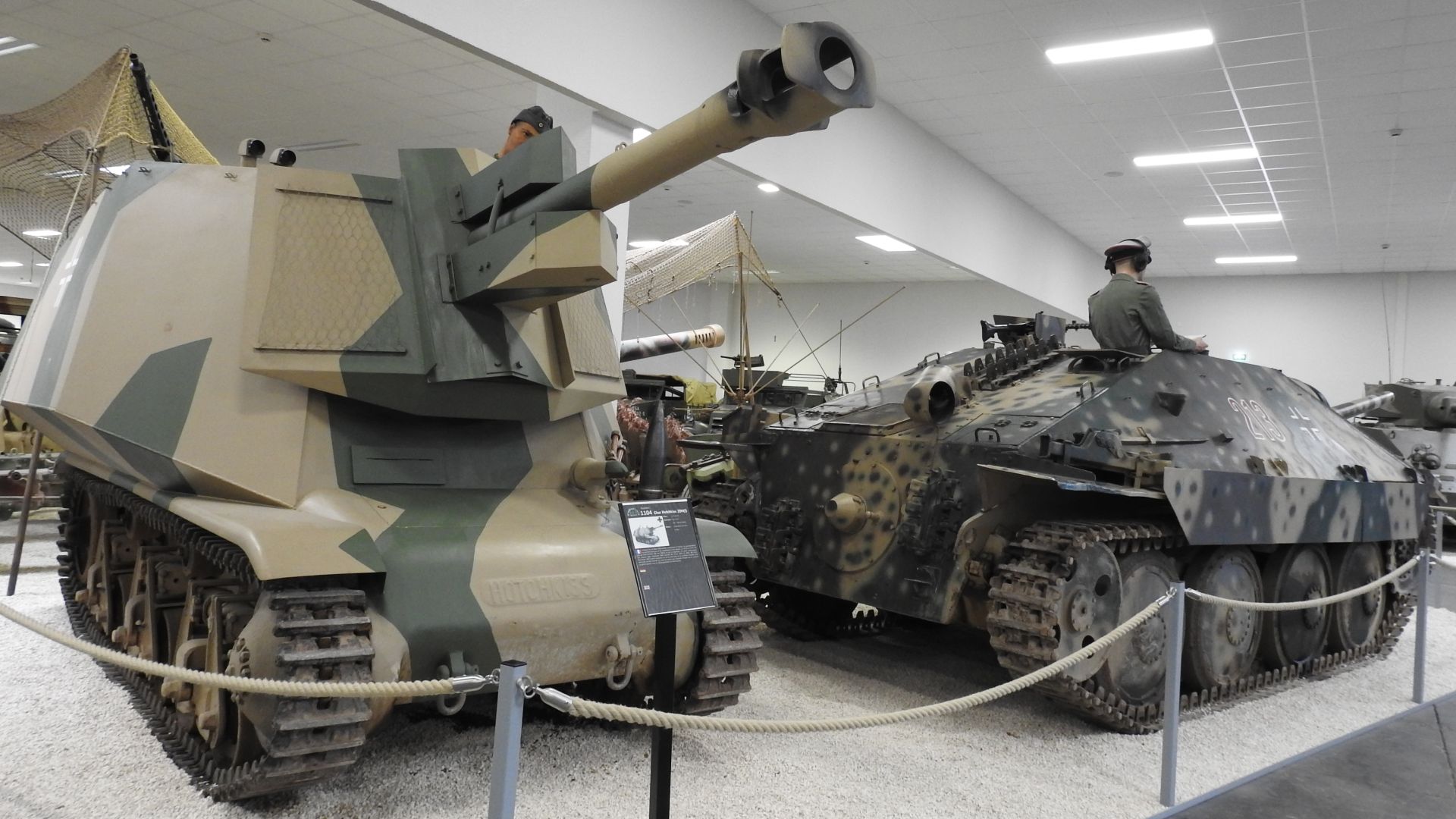 館內修復工作坊，未來會有更多的車款在完成修復後陳展。（米契攝）