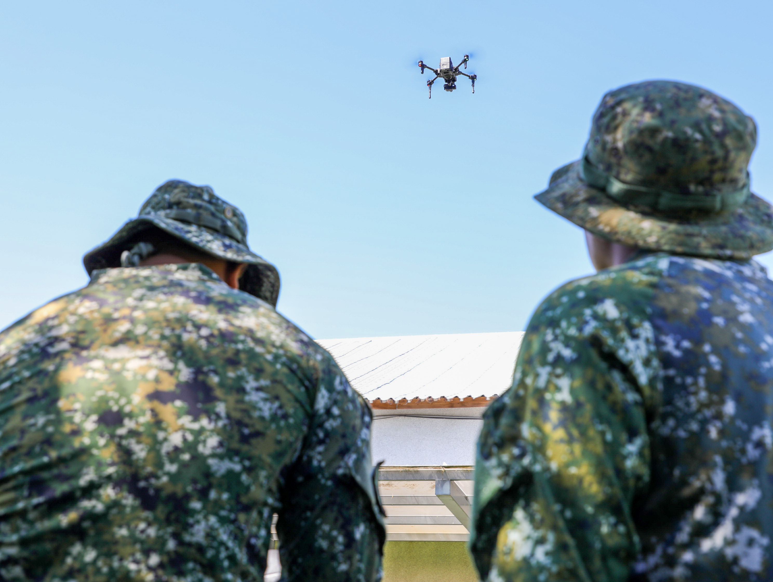 特戰官兵執行無人機操作，先行了解地形地貌，以利救災任務遂行。（第2作戰區提供）