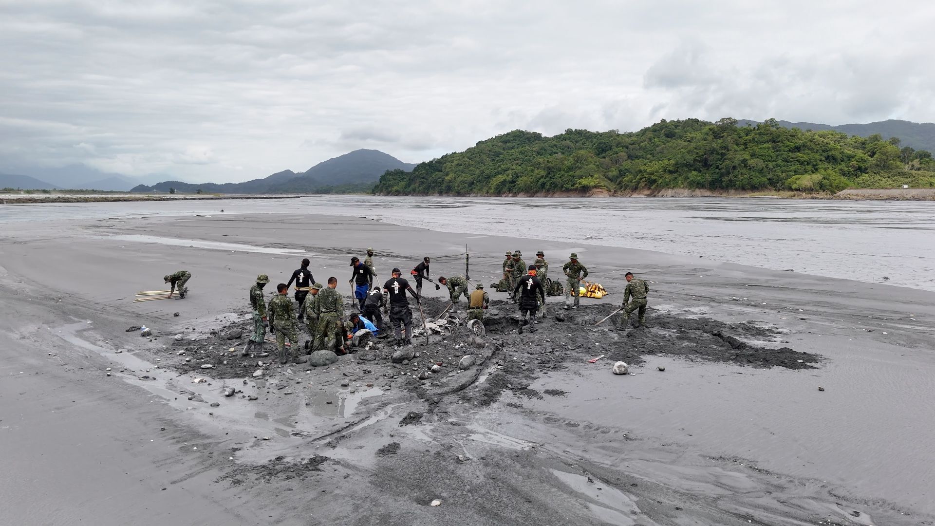 特戰官兵與特搜隊密切協同搜索任務，持續尋找失聯居民。（軍聞社記者莊家豪攝）
