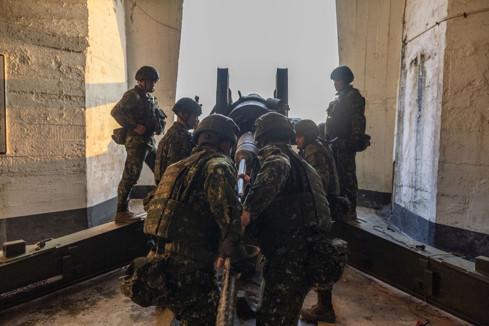  馬防部實施「114年第3季雲台操演」，官兵操作8吋榴彈砲等各式武器裝備，實施實彈射擊。（記者林睿奕攝）