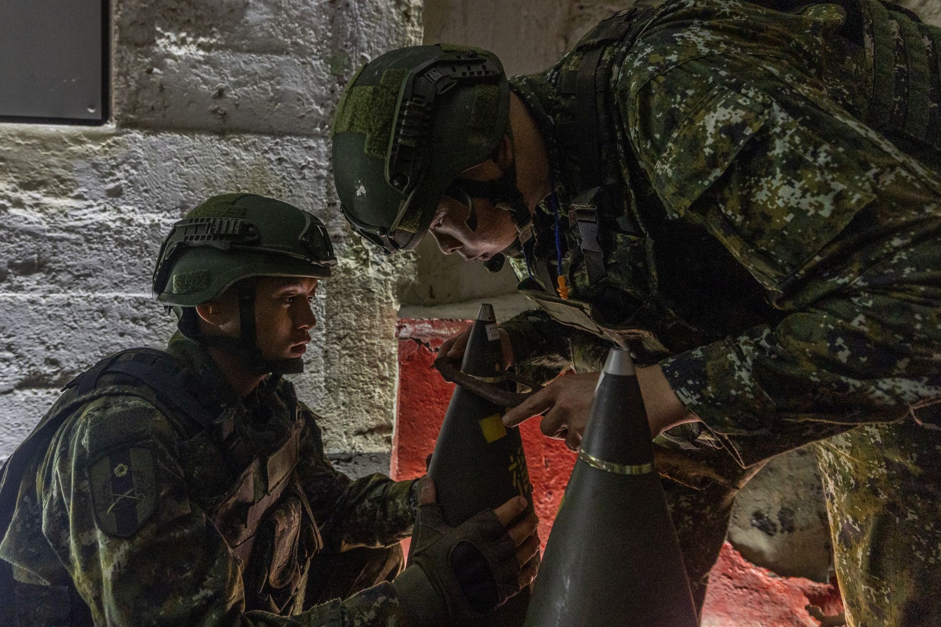 官兵實施射擊前彈藥整備，詳細檢查一絲不苟。（記者林睿奕攝）