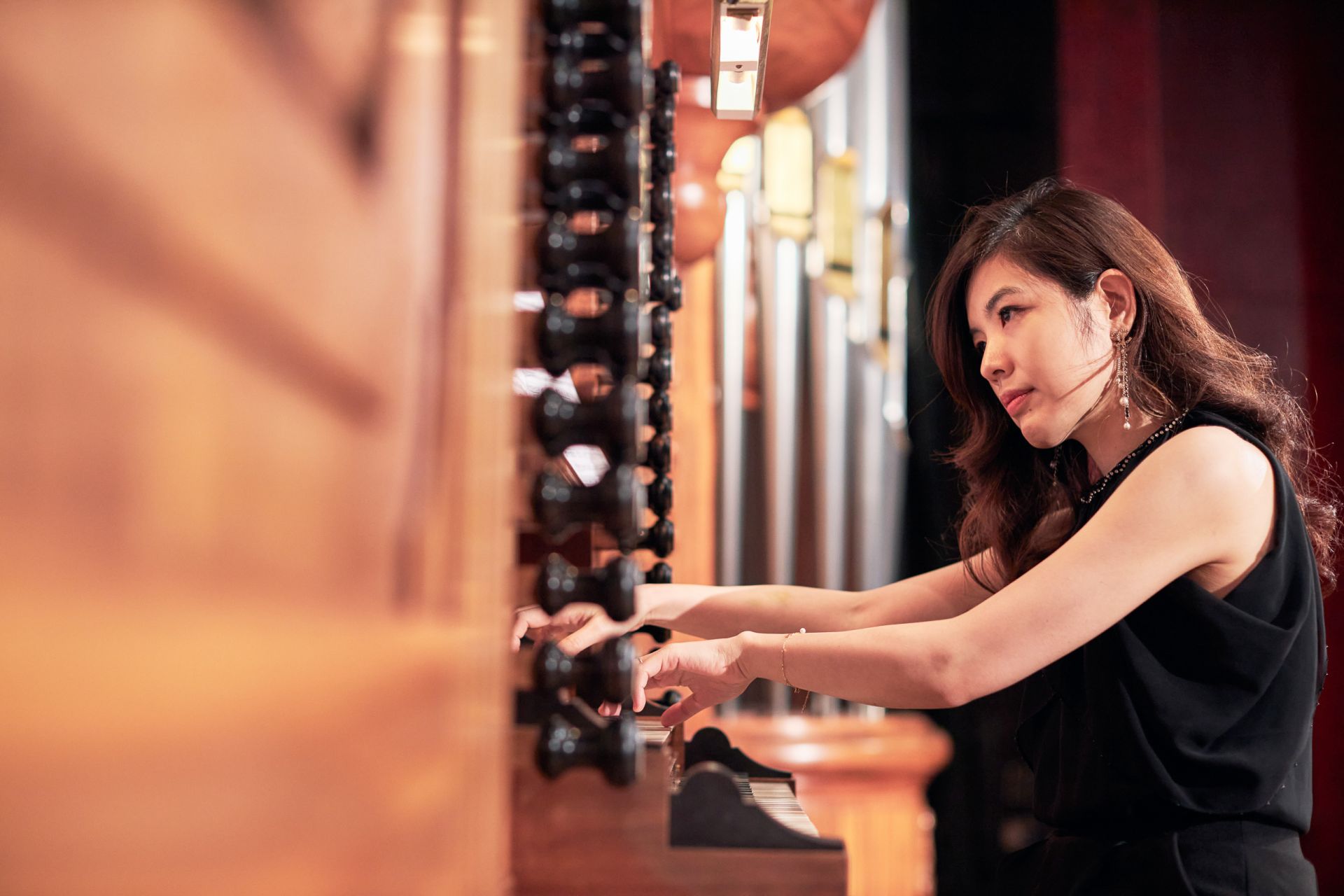  管風琴演奏家余曉怡透過國家音樂廳管風琴，創新演繹。（國家兩廳院提供）