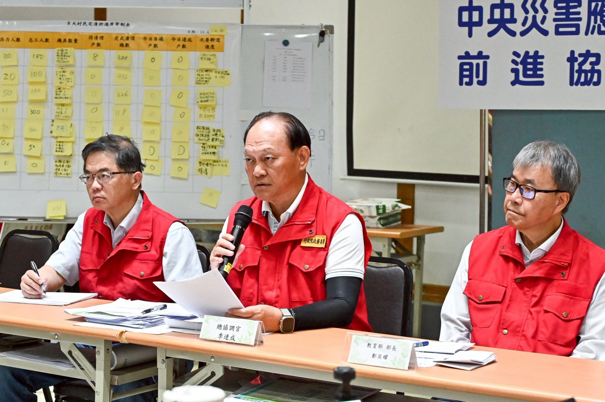 中央災害應變中心前進協調所召開第38次工作會報後記者會，總協調官季連成說明光復鄉災後復原最新進度。（行政院提供）