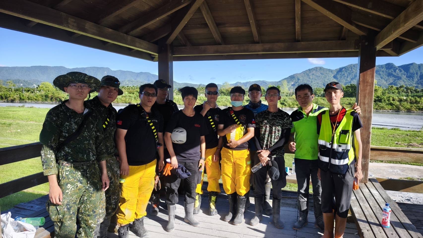 步訓部機步1連鄭中尉（左2）及邱學彬上士（左1），主動協助花蓮地區消防單位執行災區搜救任務。（步訓部提供）