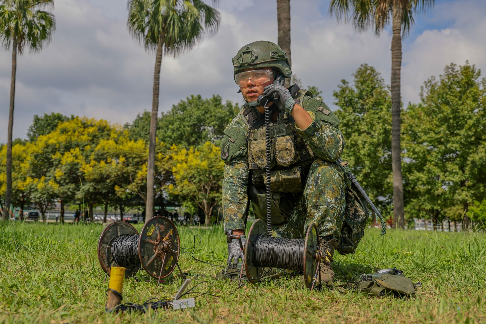 陸軍航空601旅通資作業連日前實施專精訓練合格簽證鑑測，受測官兵依作業準則規範，於時限內完成機動數位微波系統等設備開設，並確維指管機制暢通，有效強化專業職能。（記者王子昌攝）