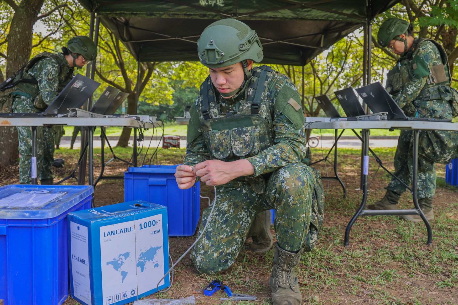 在指揮中心作業網路開設的環節，由資訊組官兵自製網路線，搭配網路交換器與筆記型電腦等設備進行。（記者王子昌攝）