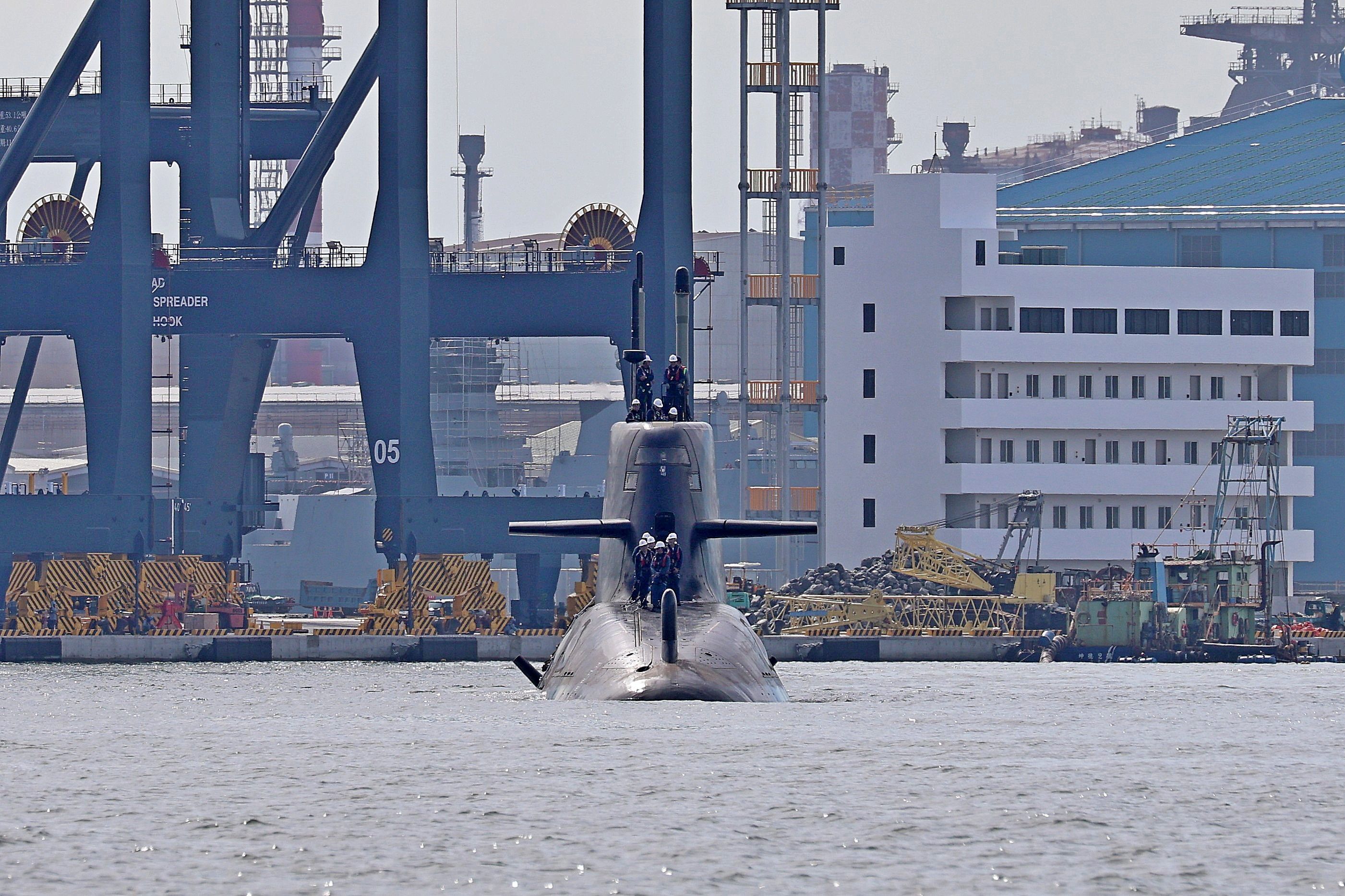 海軍司令部表示，潛艦國造進度目前尚有「主機與電力管理系統」及「整合式儎臺管理系統（IPMS）」2項正進行最終調校，完成後將達成潛航測試所需條件。圖為「海鯤號」日前進行海測。（本報資料照片）