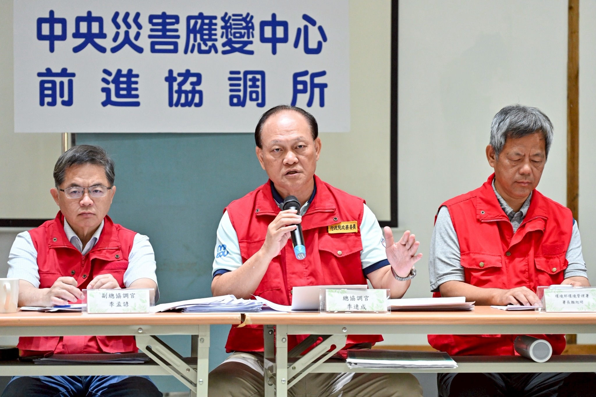 中央災害應變中心前進協調所召開第40次工作會報後記者會，總協調官季連成說明光復鄉災後復原最新進度。（行政院提供）