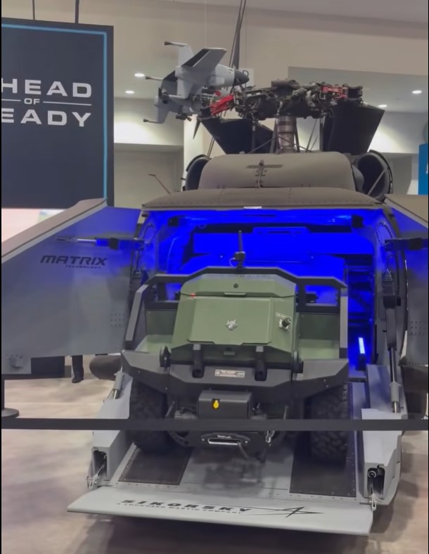 塞考斯基在美國陸軍協會年會博覽會上，展示「U-Hawk」貨艙下卸地面無人載具的操作過程。（截自塞考斯基公司影片）