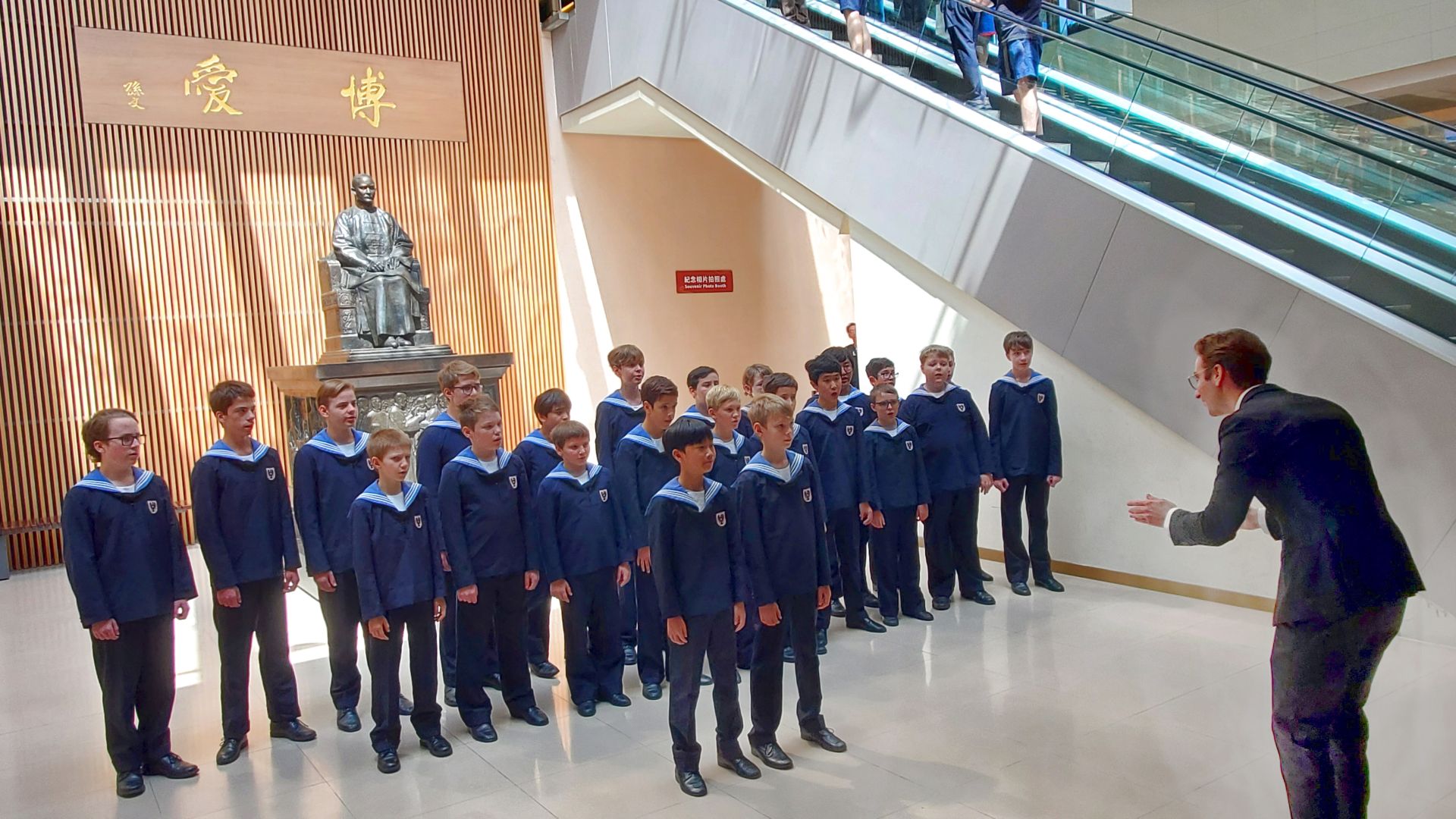 奧地利國寶「維也納少年合唱團」前往故宮北院快閃演出，黃鶯出谷天籟歌聲驚豔全場。（記者黃朝琴攝）