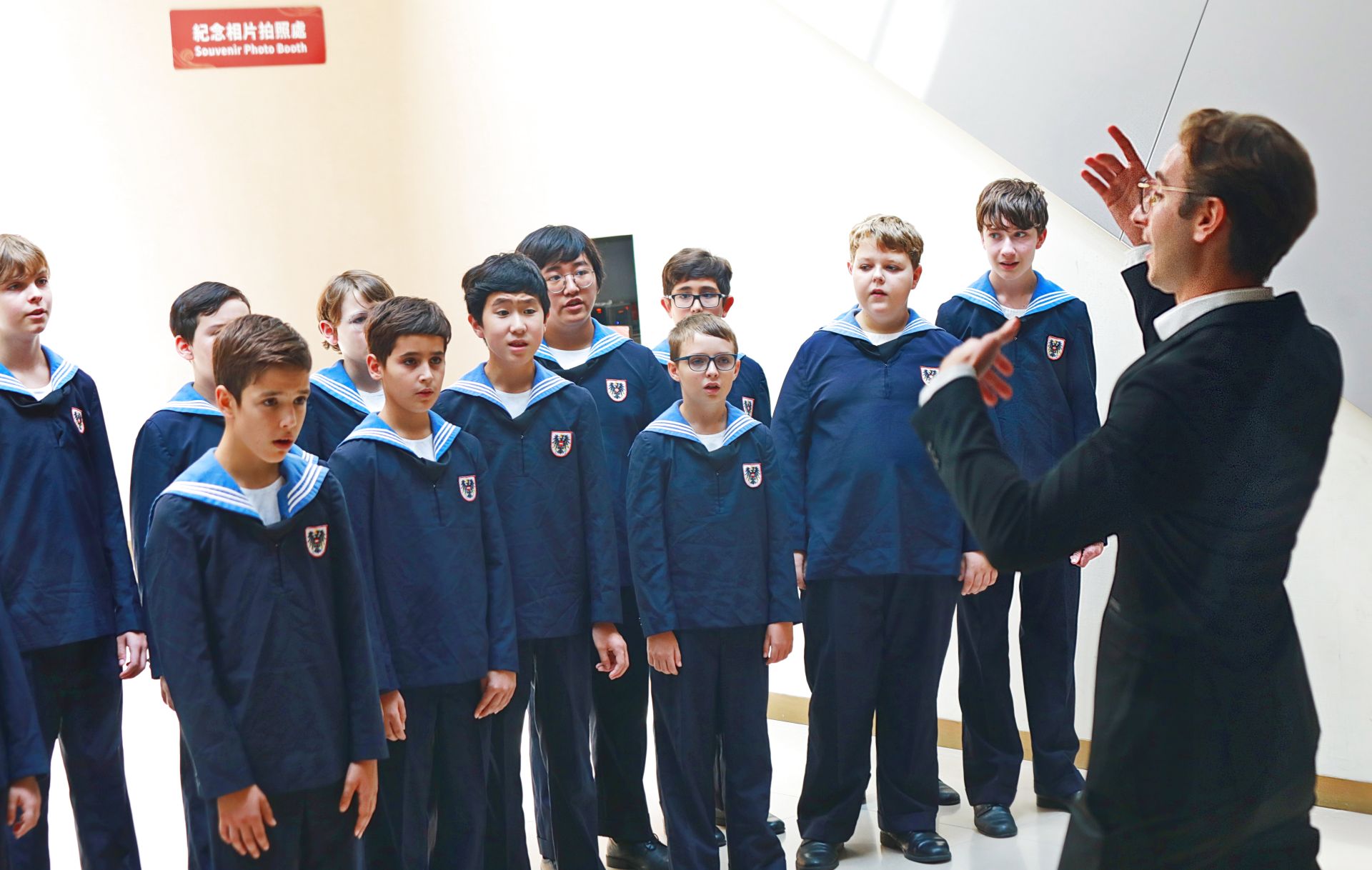 維也納少年合唱團「舒伯特團」一連演唱3首歌曲，現場觀眾近距離感受純淨天籟。（記者黃朝琴攝）