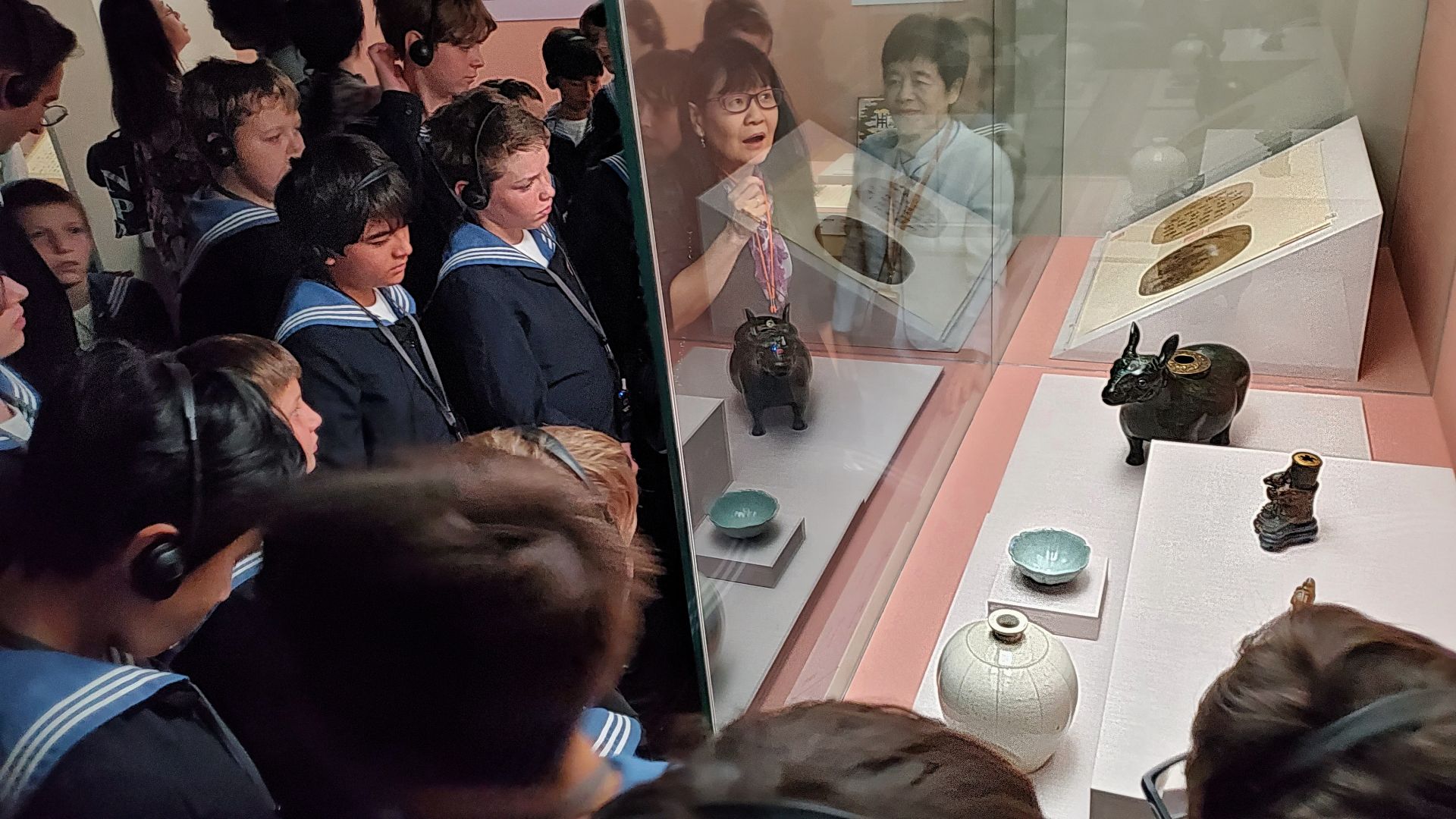 維也納少年合唱團「舒伯特團」今日前往國立故宮博物院北院參觀。（記者黃朝琴攝）