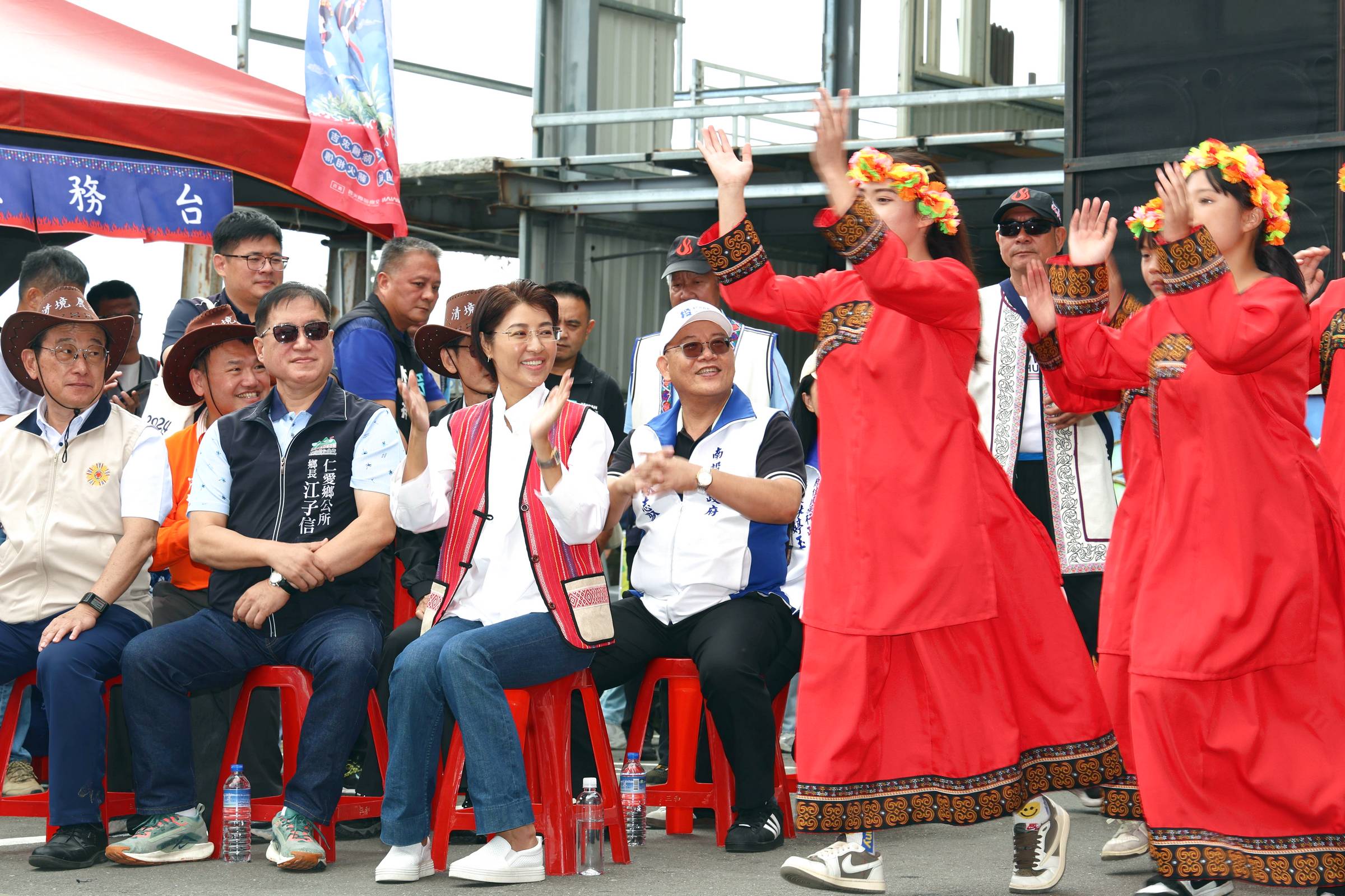 邁入第19個年頭的「清境火把節」即將在10月24、25日盛大登場，今日重現哈尼族傳統「十月年」祈福宴席的長街宴，在清境博望新村老屋一條街搶先熱鬧擺宴，縣長許淑華偕清境社區發展協會理事長李克之共同宣布開席，宣示2025清境火把節即將登場。（南投縣政府提供）