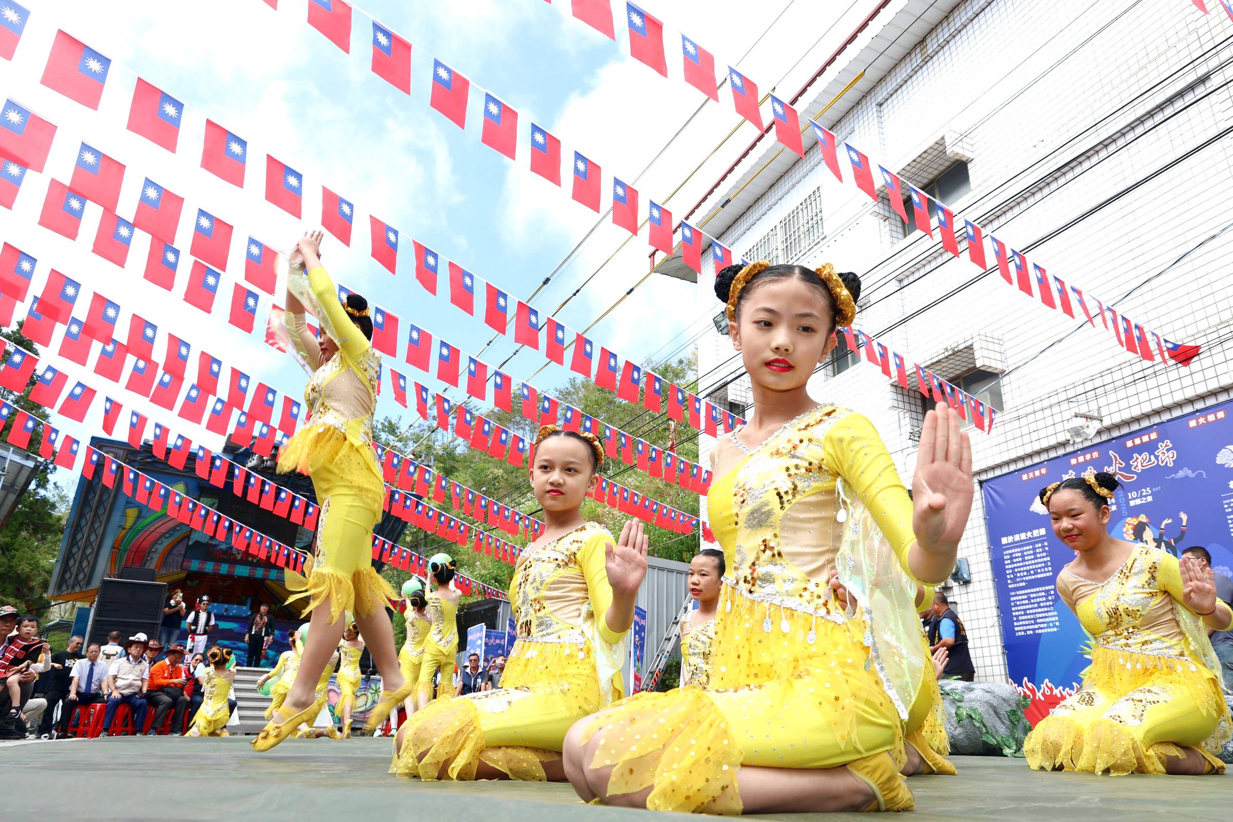 邁入第19個年頭的「清境火把節」即將在10月24、25日盛大登場，今日重現哈尼族傳統「十月年」祈福宴席的長街宴，在清境博望新村老屋一條街搶先熱鬧擺宴。（南投縣政府提供）