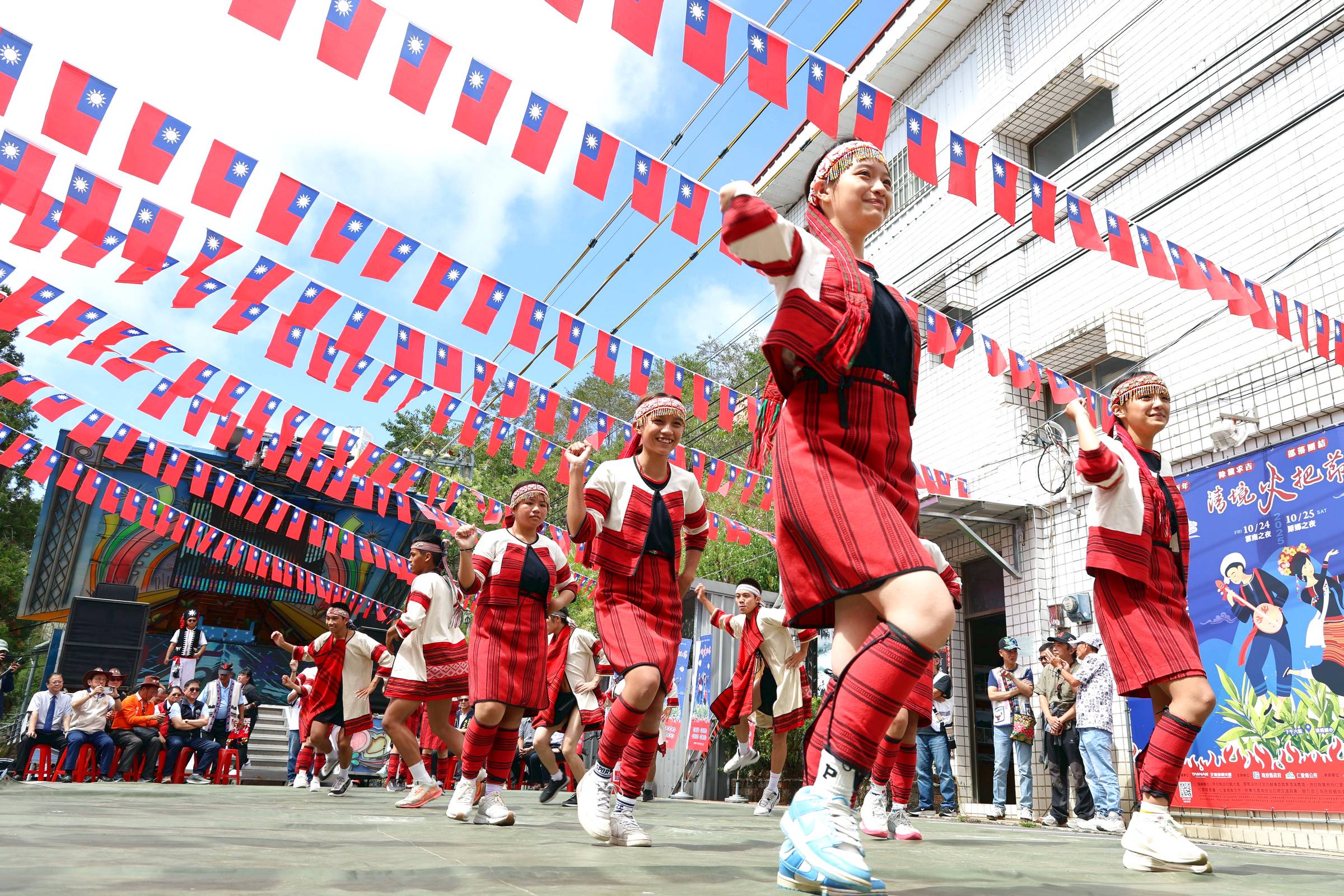 邁入第19個年頭的「清境火把節」即將在10月24、25日盛大登場，今日重現哈尼族傳統「十月年」祈福宴席的長街宴，在清境博望新村老屋一條街搶先熱鬧擺宴。（南投縣政府提供）