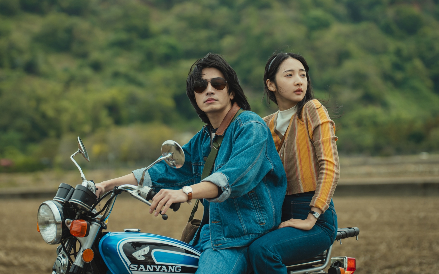 宋柏緯（左）、李沐在《那張照片裡的我們》重返1977年。（瀚草文創GrX STUDIO提供）